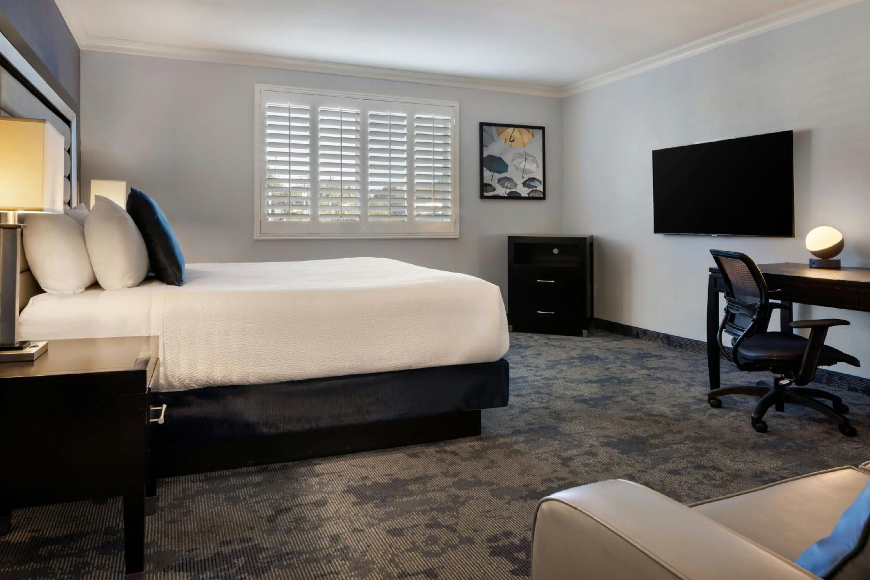 Queen Studio with Sofa Bed and Courtyard View - Photo 4