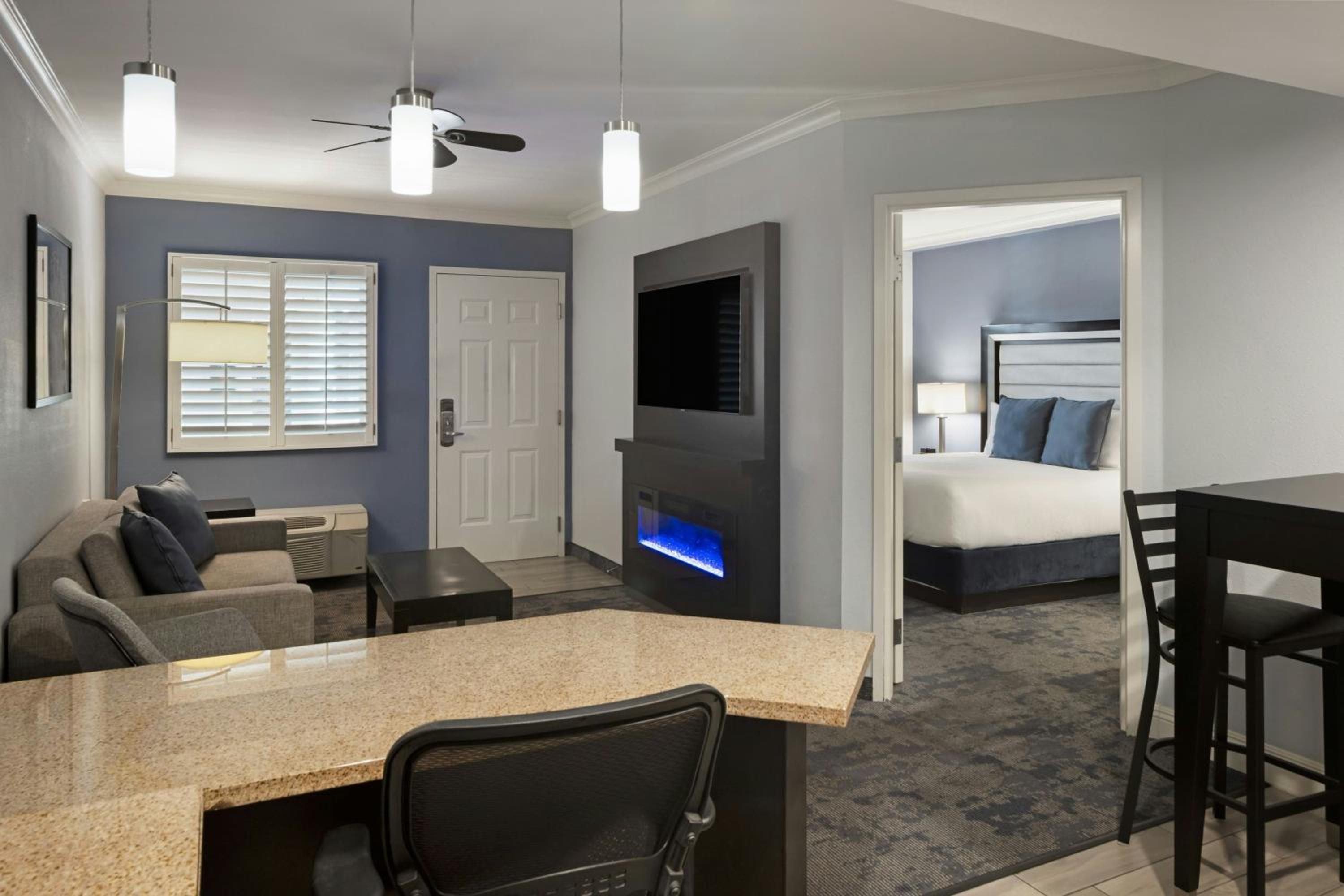 One-Bedroom Suite with King Bed and Sofa Bed  - Photo 4