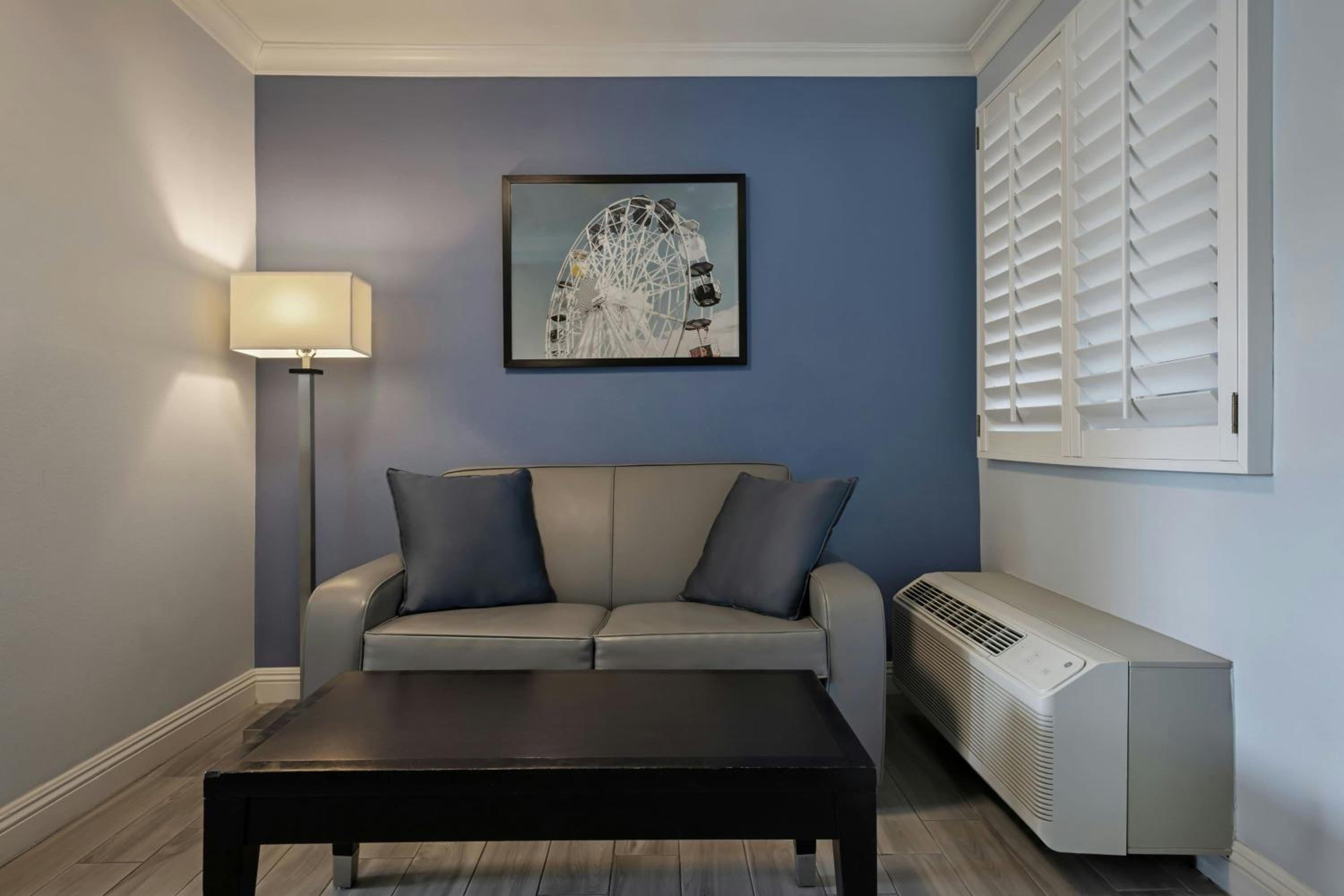 Queen Studio with Sofa Bed and Courtyard View - Photo 8