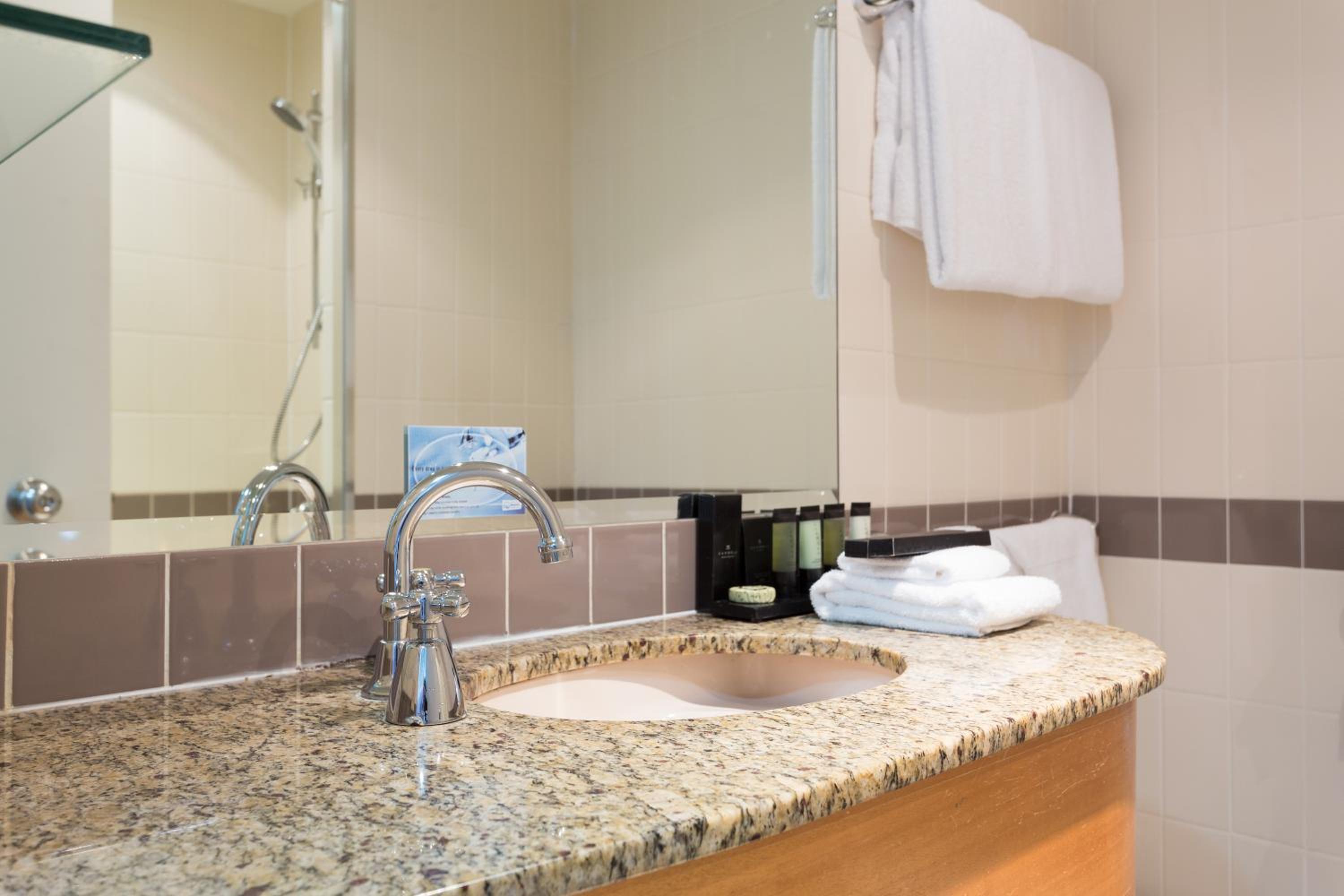 Deluxe Spa Suite - Bottle of sparkling wine and complimentary self parking - Photo 5