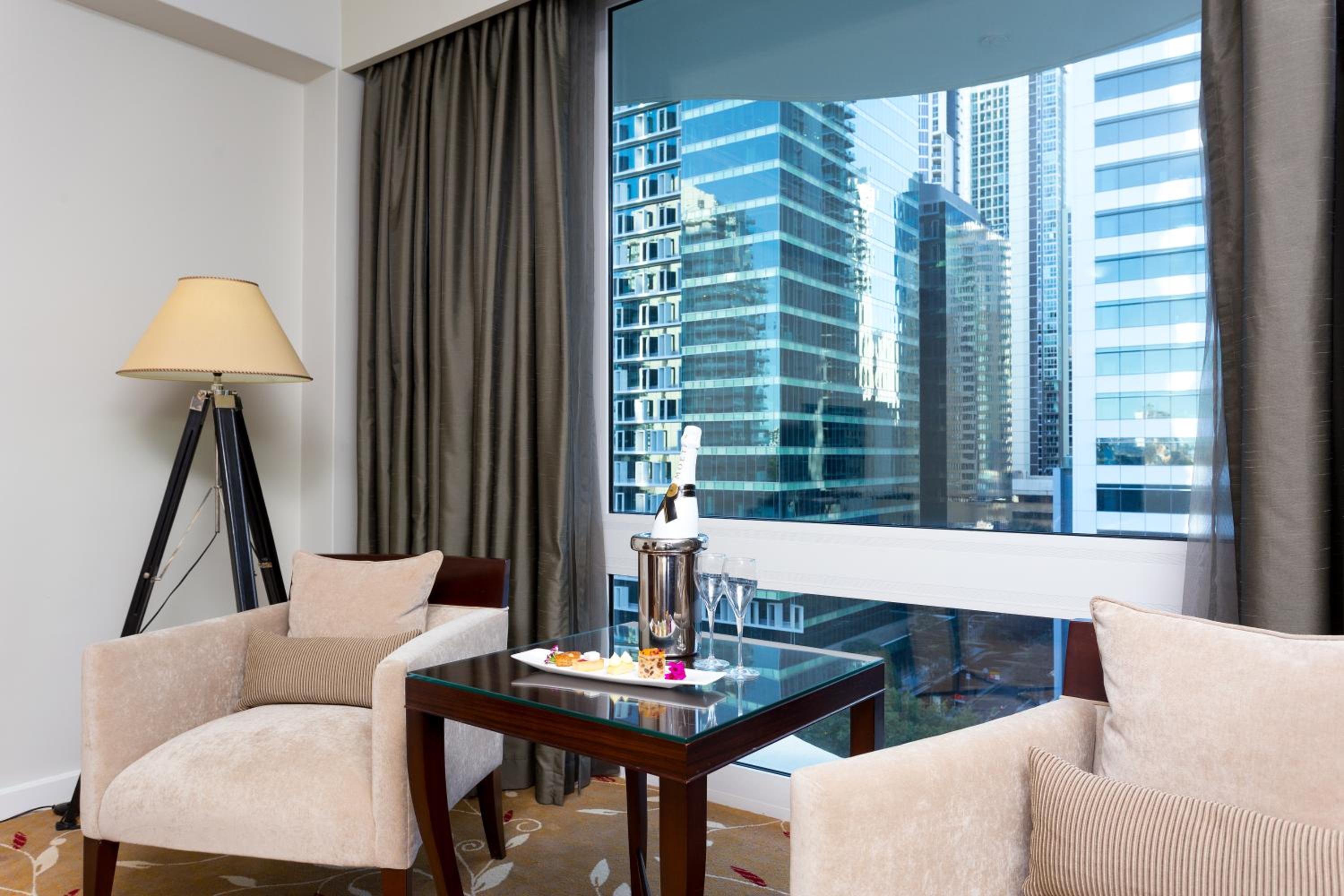 Deluxe Spa Suite - Bottle of sparkling wine and complimentary self parking - Photo 4
