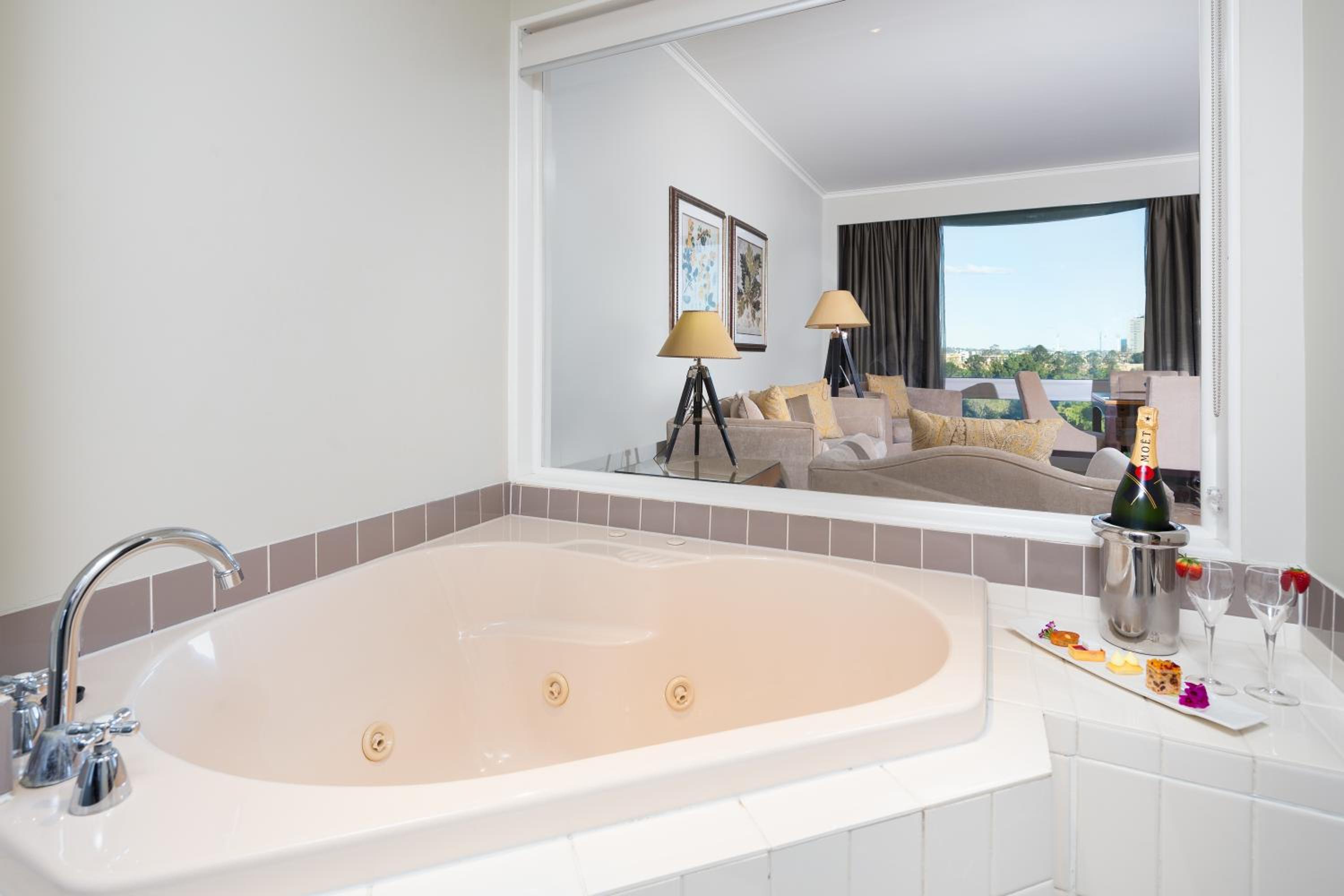 Deluxe Spa Suite - Bottle of sparkling wine and complimentary self parking - Photo 6