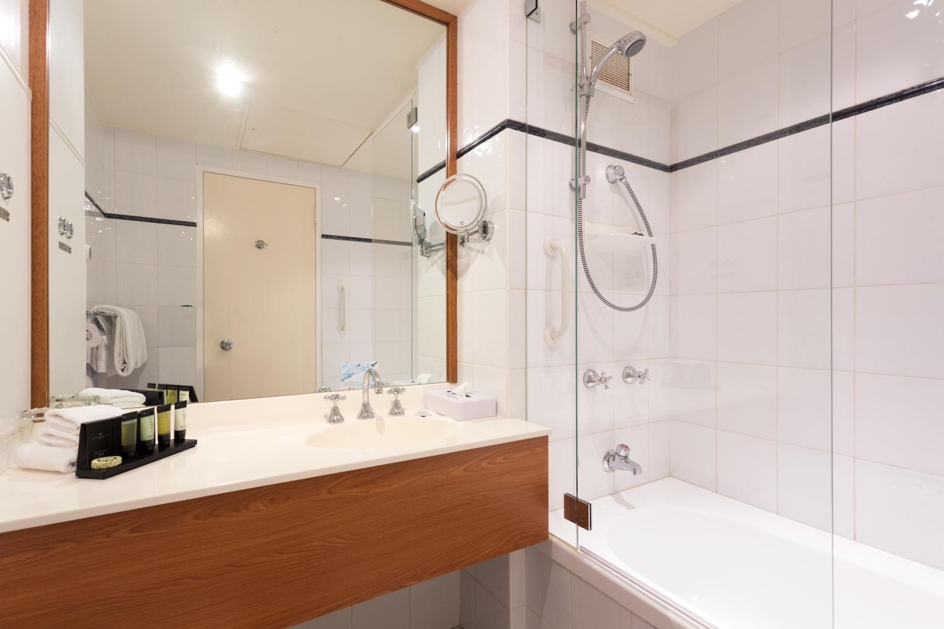 Deluxe City View Twin with Free Wifi - Photo 4