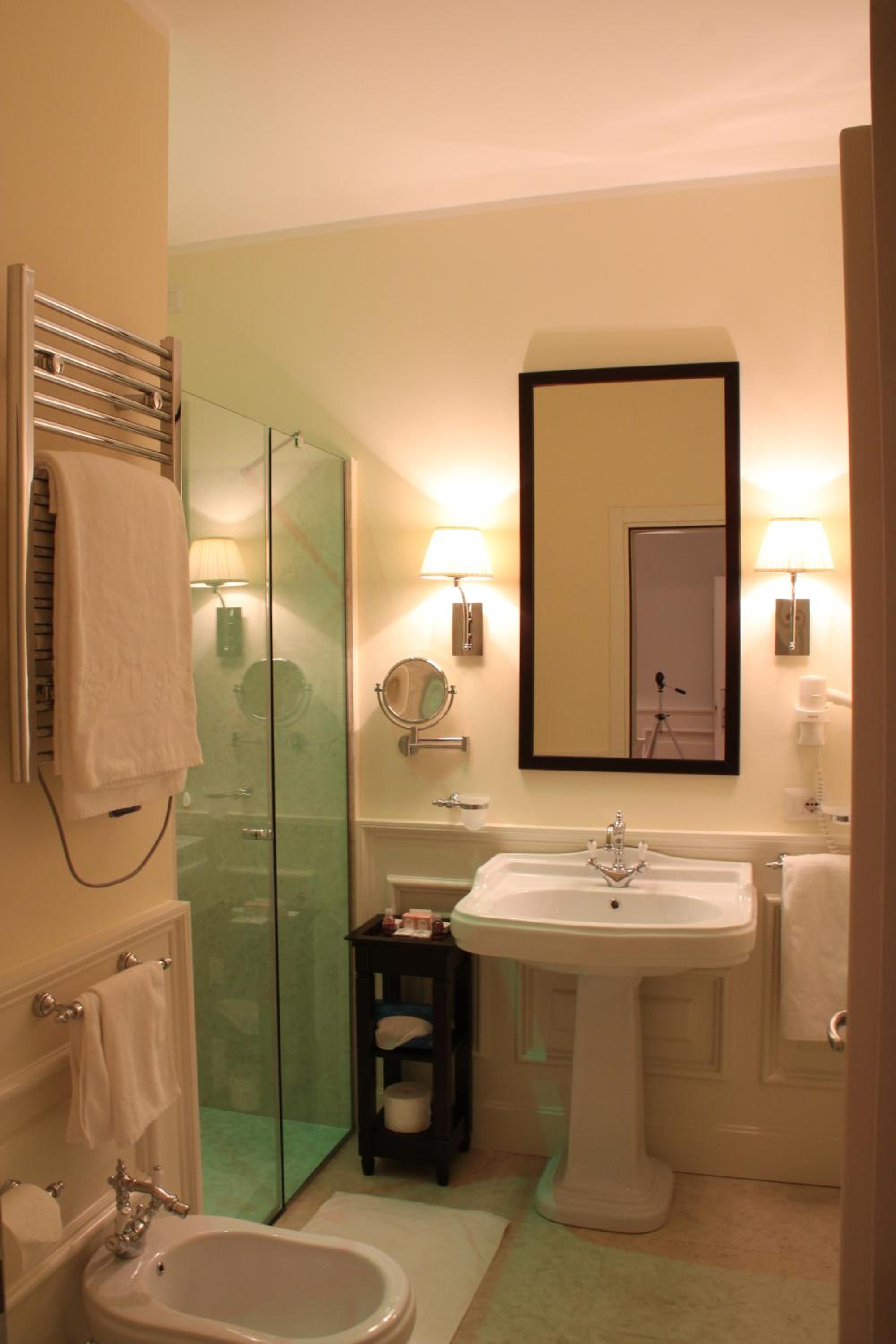 Double or Twin Room - Photo 9