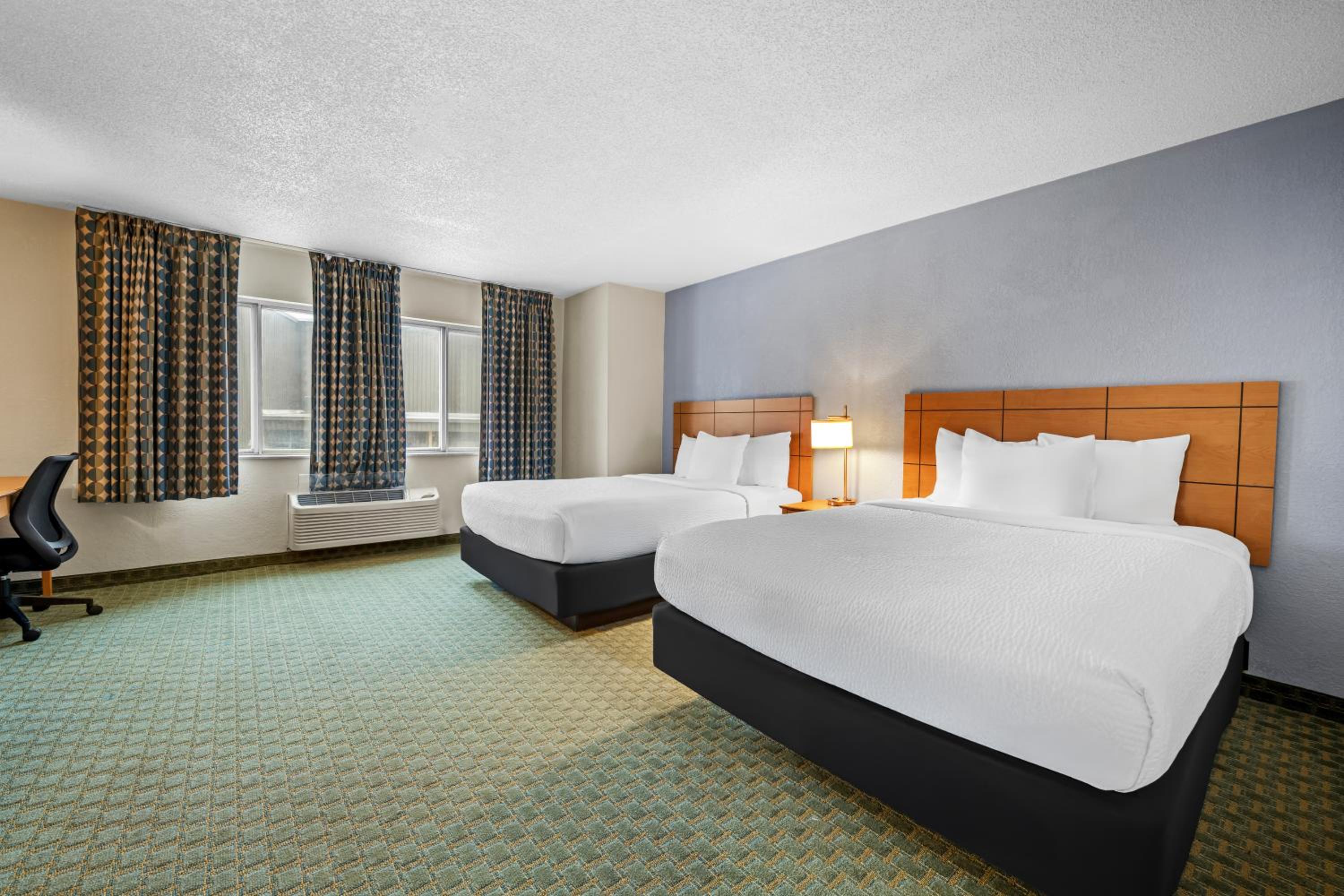 Queen Suite with Two Queen Beds - Non Smoking - Photo 5