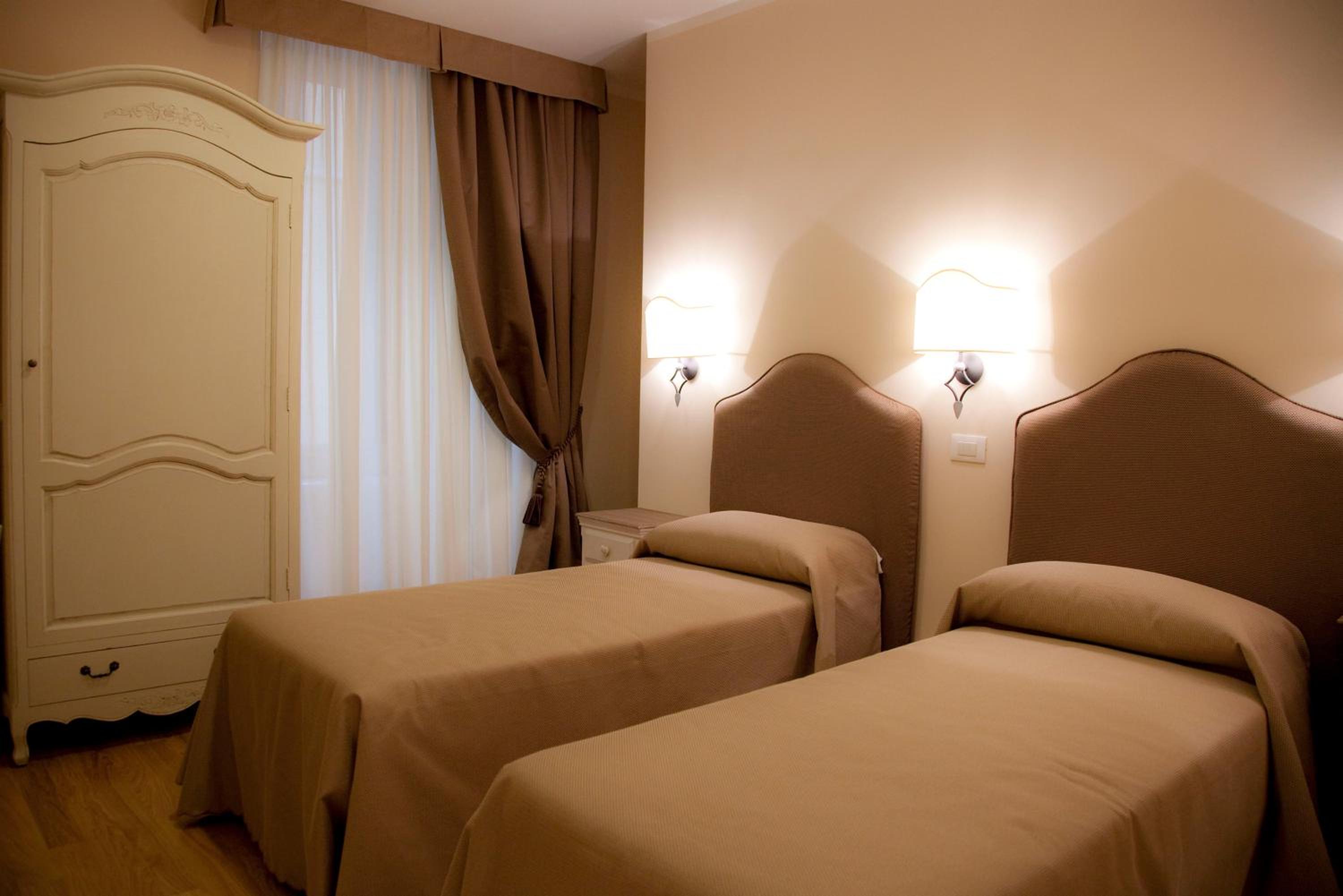 Double or Twin Room photo 3