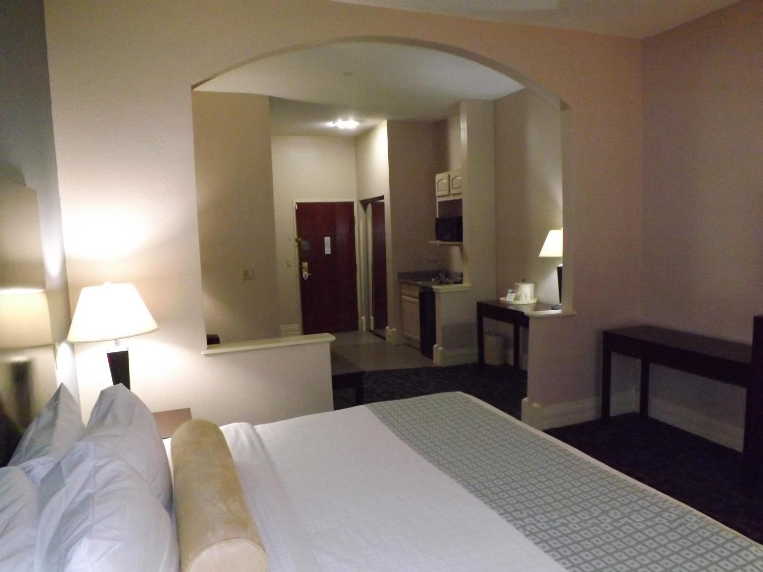 King Room with Sofa Bed and Wet Bar - Non-Smoking - Photo 3