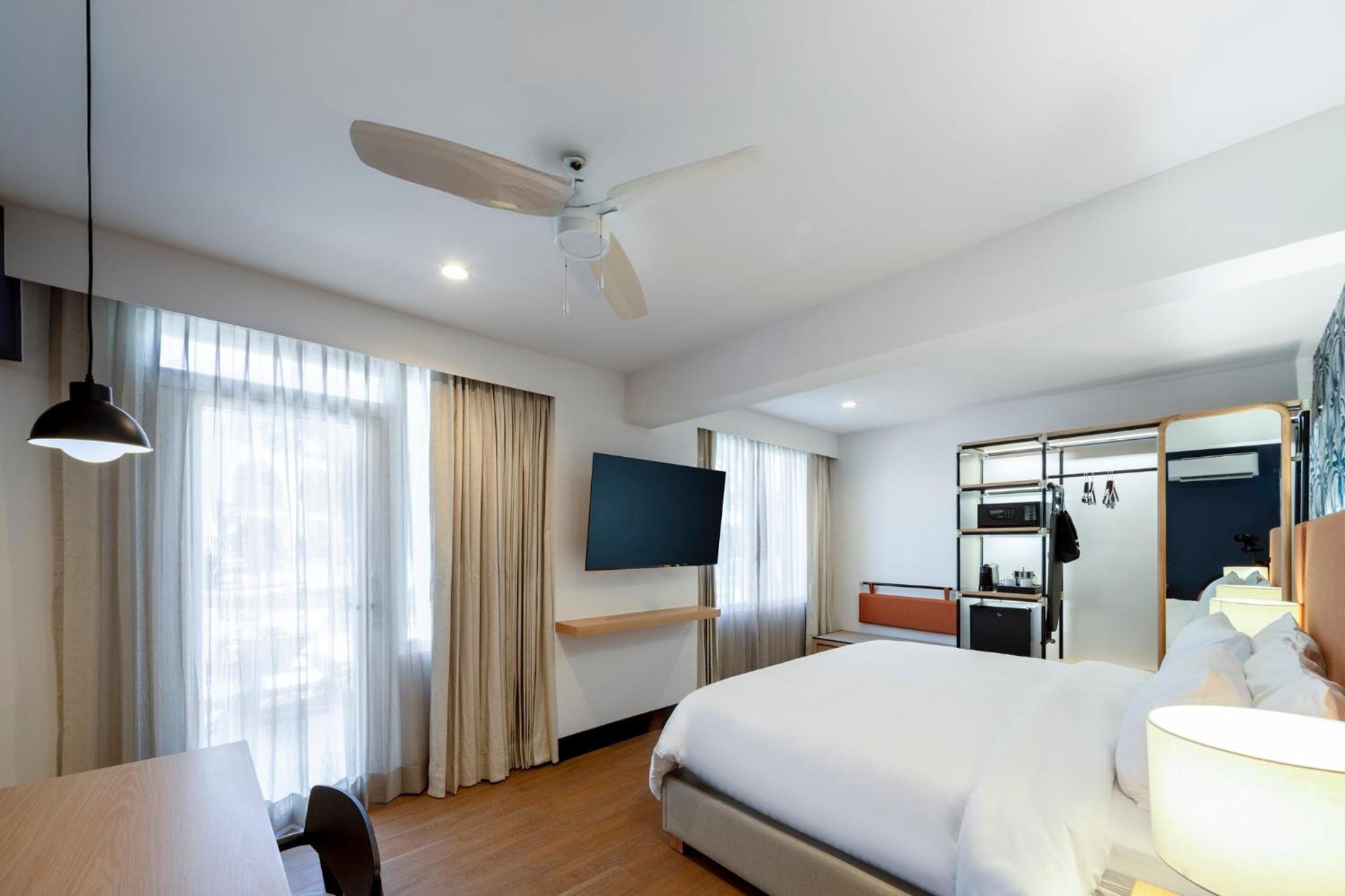 Standard King Room with Pool View - Photo 2