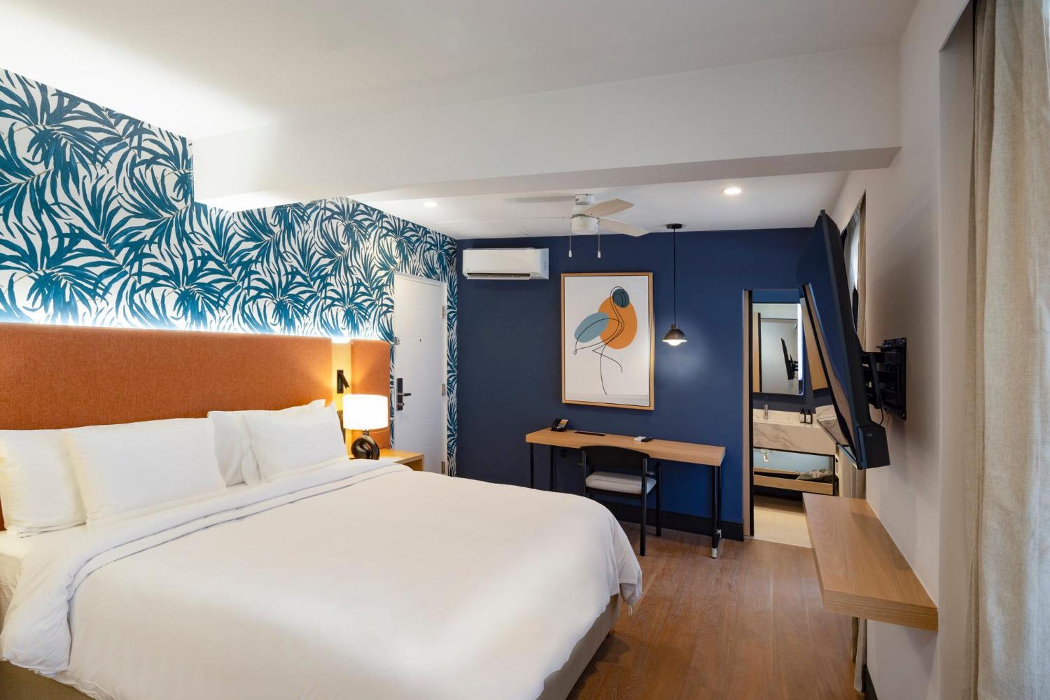 Standard King Room with Pool View - Photo 1
