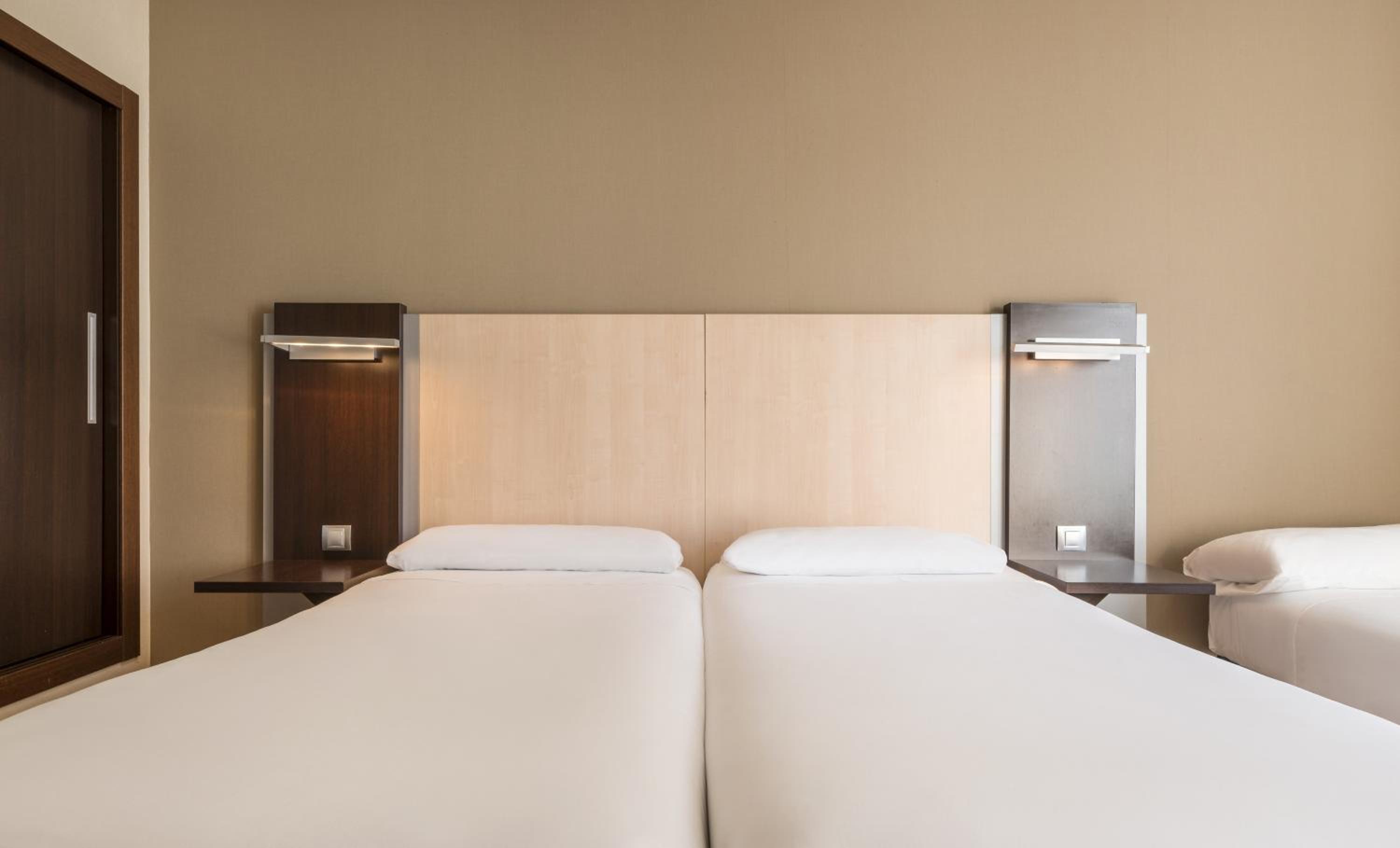 Twin Room with Extra Bed (2 Adults + 1 Child) photo 3