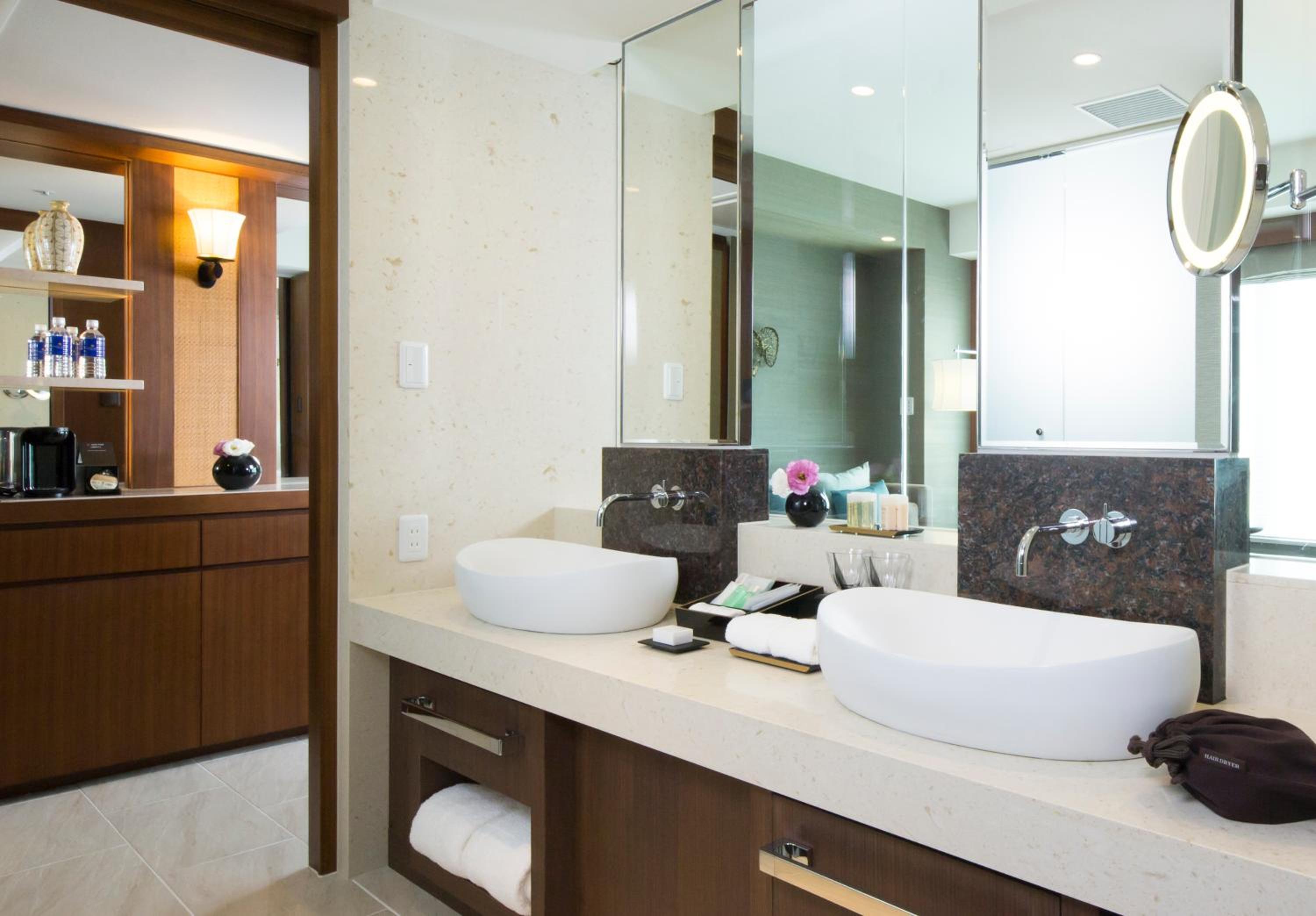 Suite Twin Room with Lounge Access photo 2