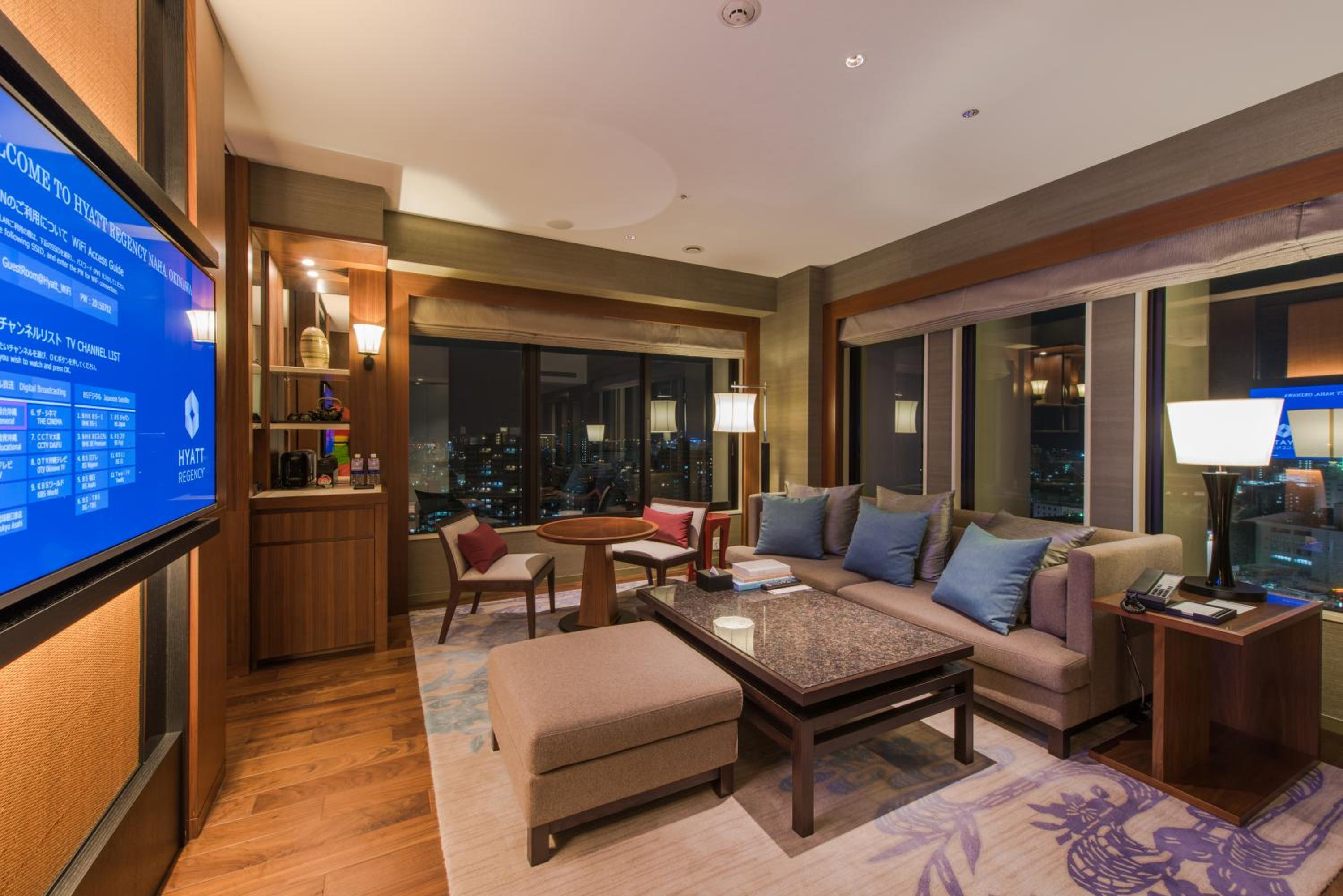 Executive Suite King Room with Lounge  Access photo 2