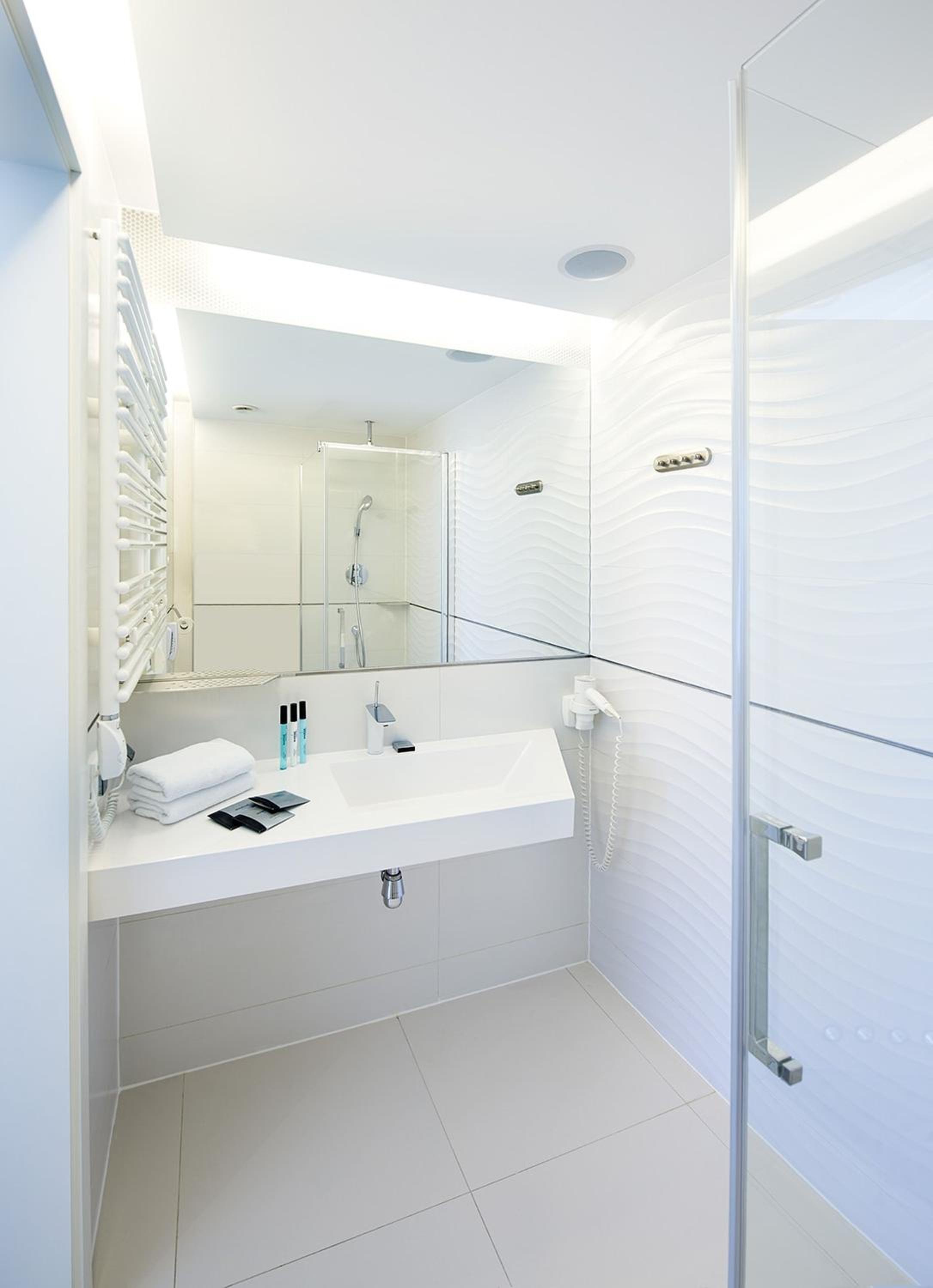 Standard Double or Twin Room - Photo 3