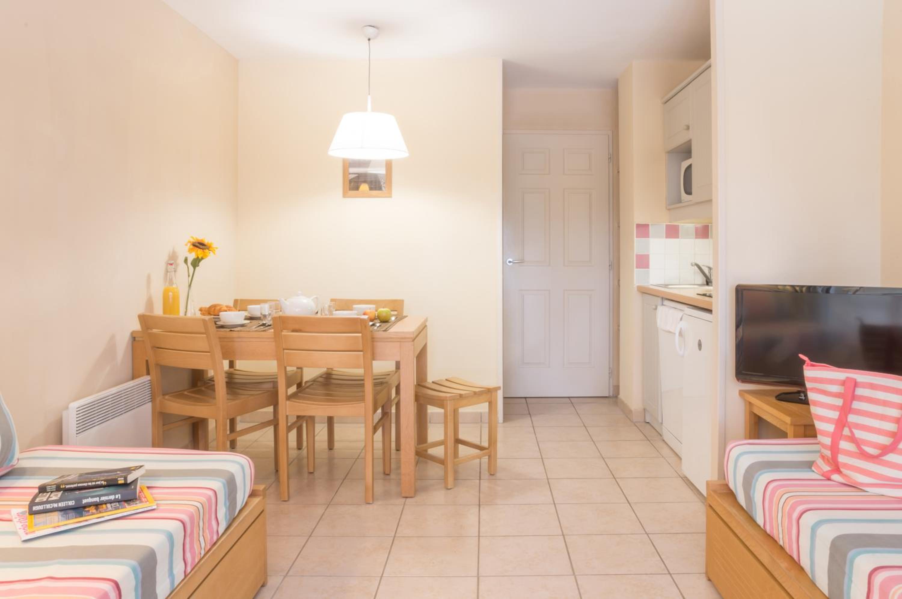Standard One-Bedroom Apartment with Terrace or Balcony (5 People) photo 3