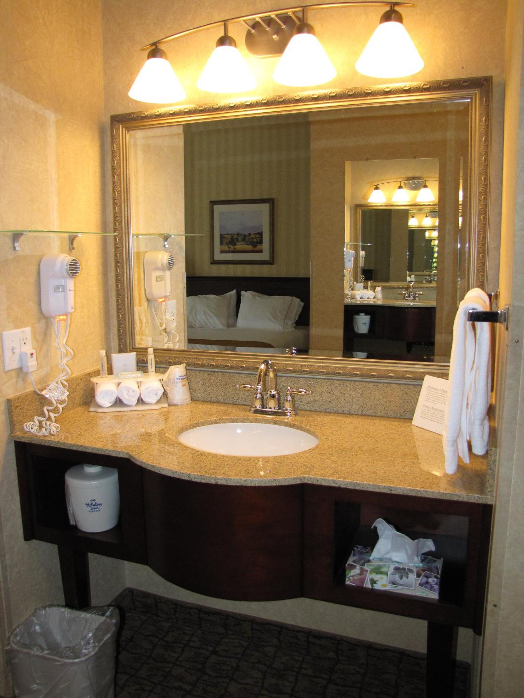 Standard King Room - Photo 5