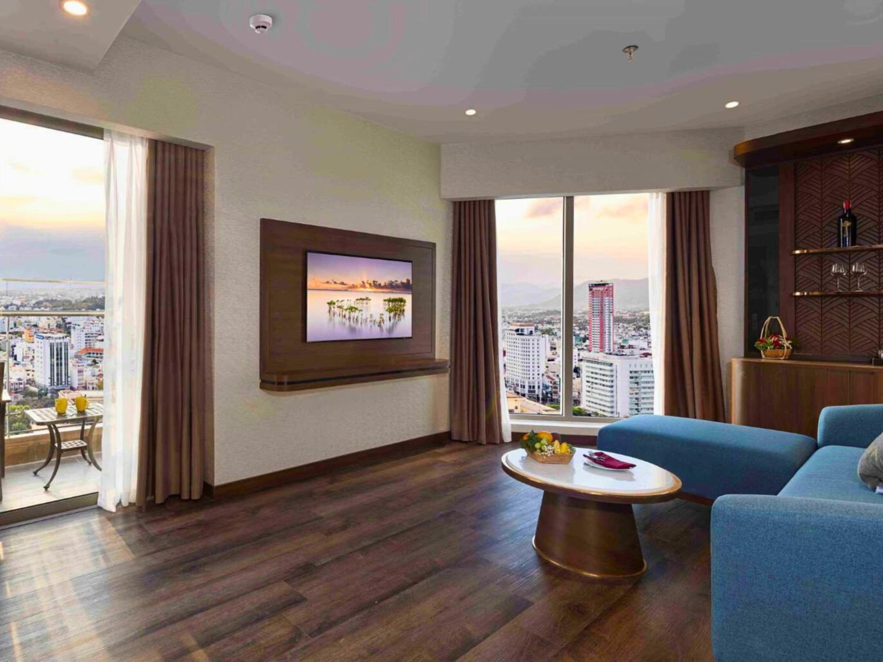 Suite with City View - Photo 3