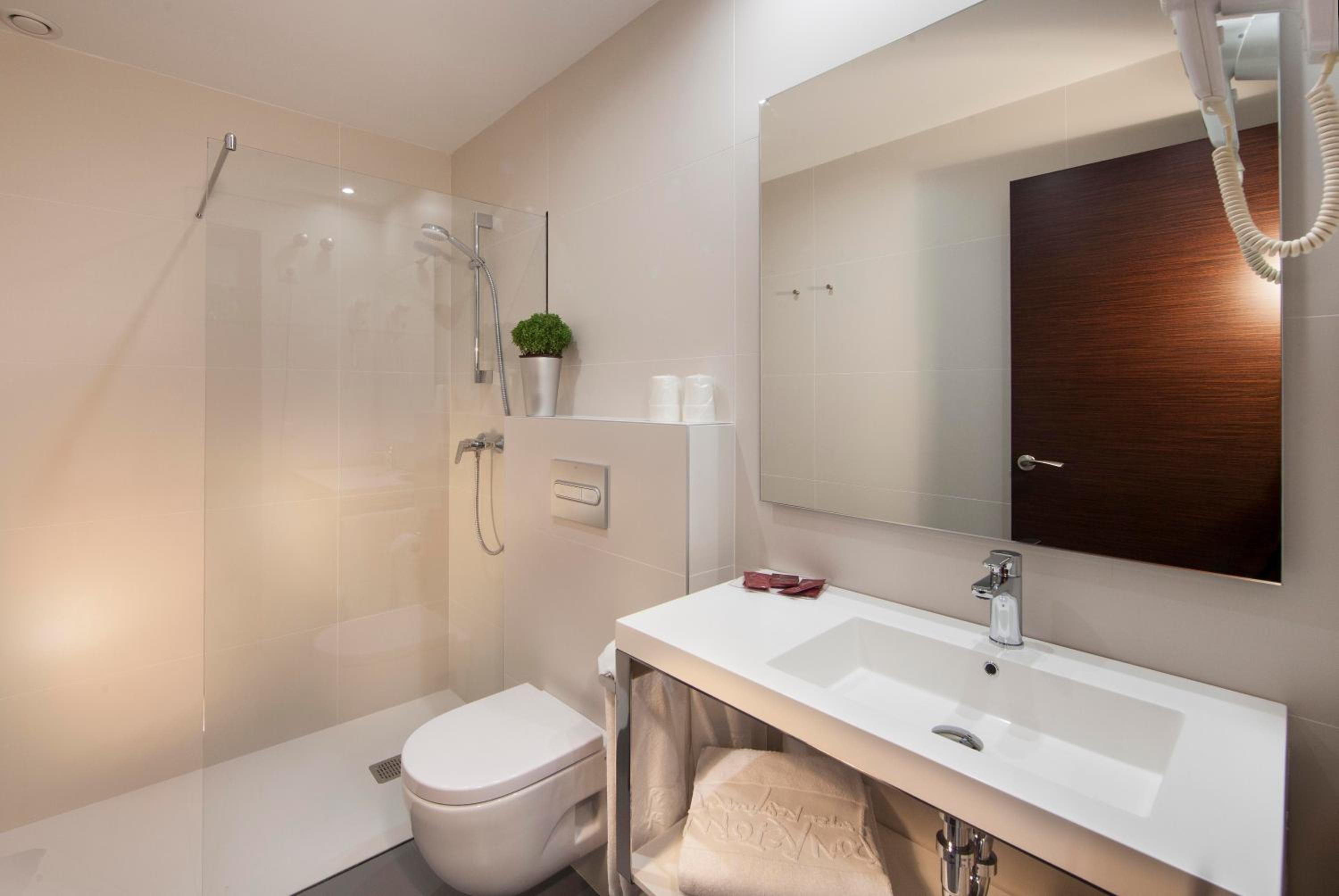 Double or Twin Room - Photo 7