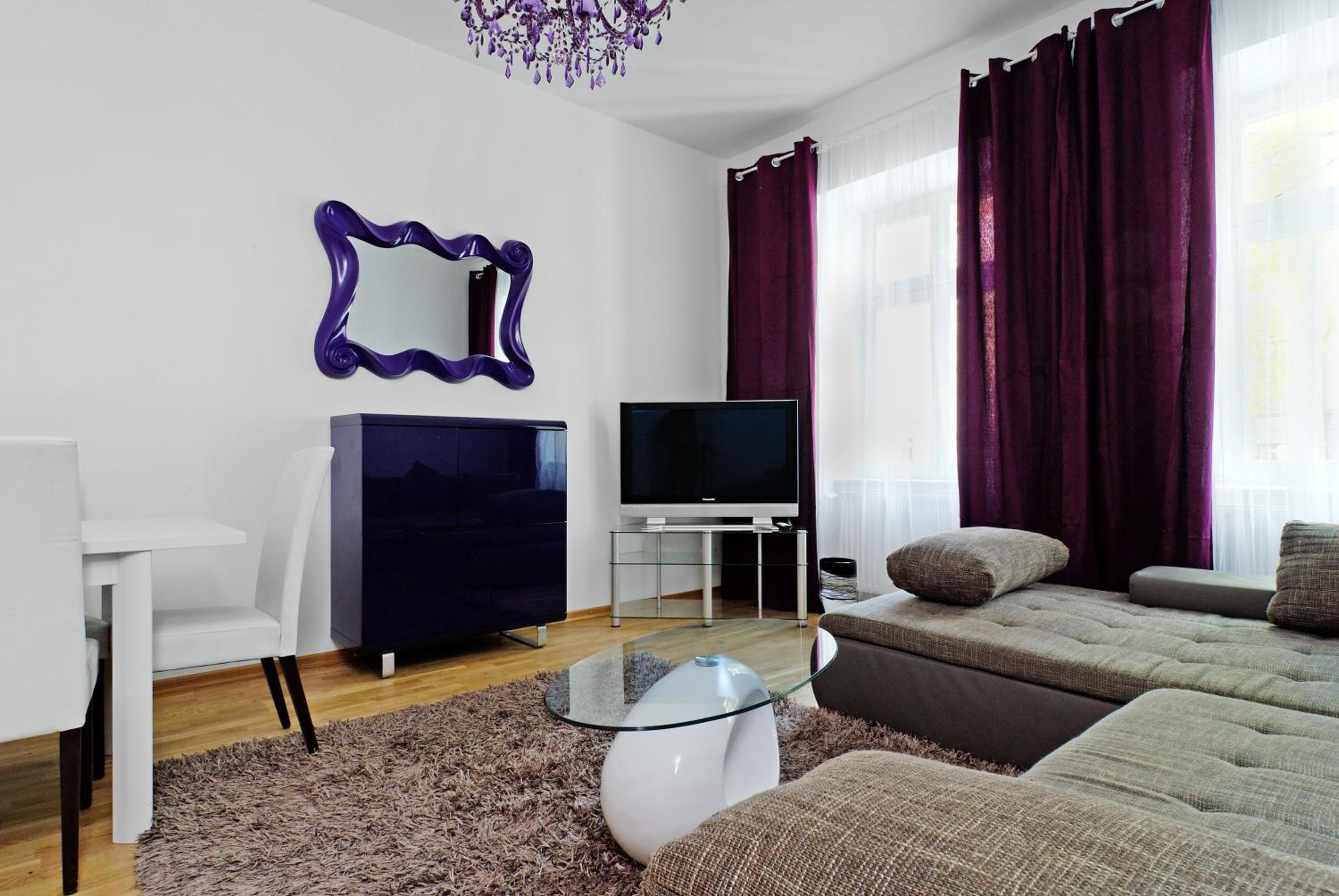 Deluxe Three-Bedroom Apartment with living room