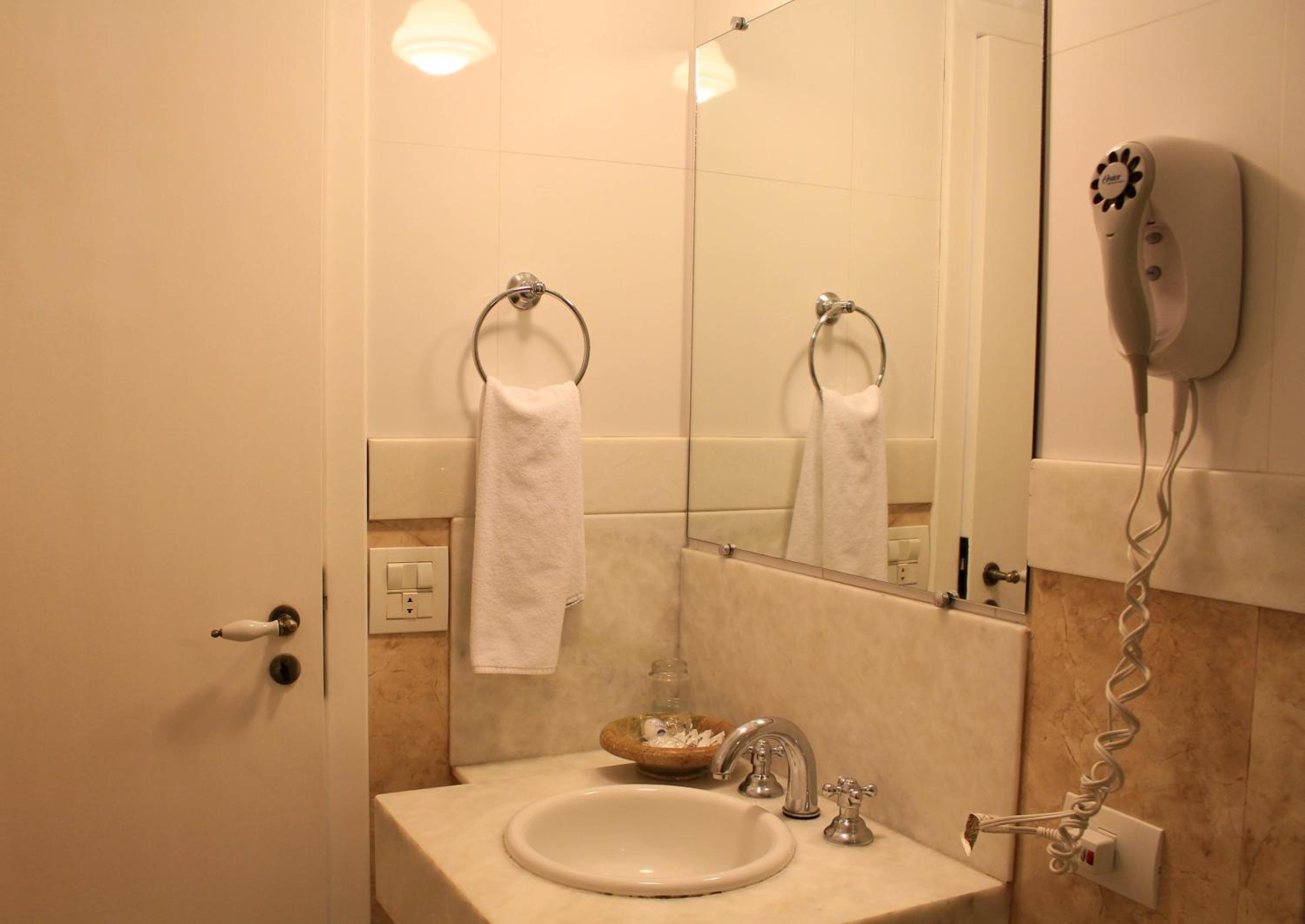 Standard Double Room - Photo 9