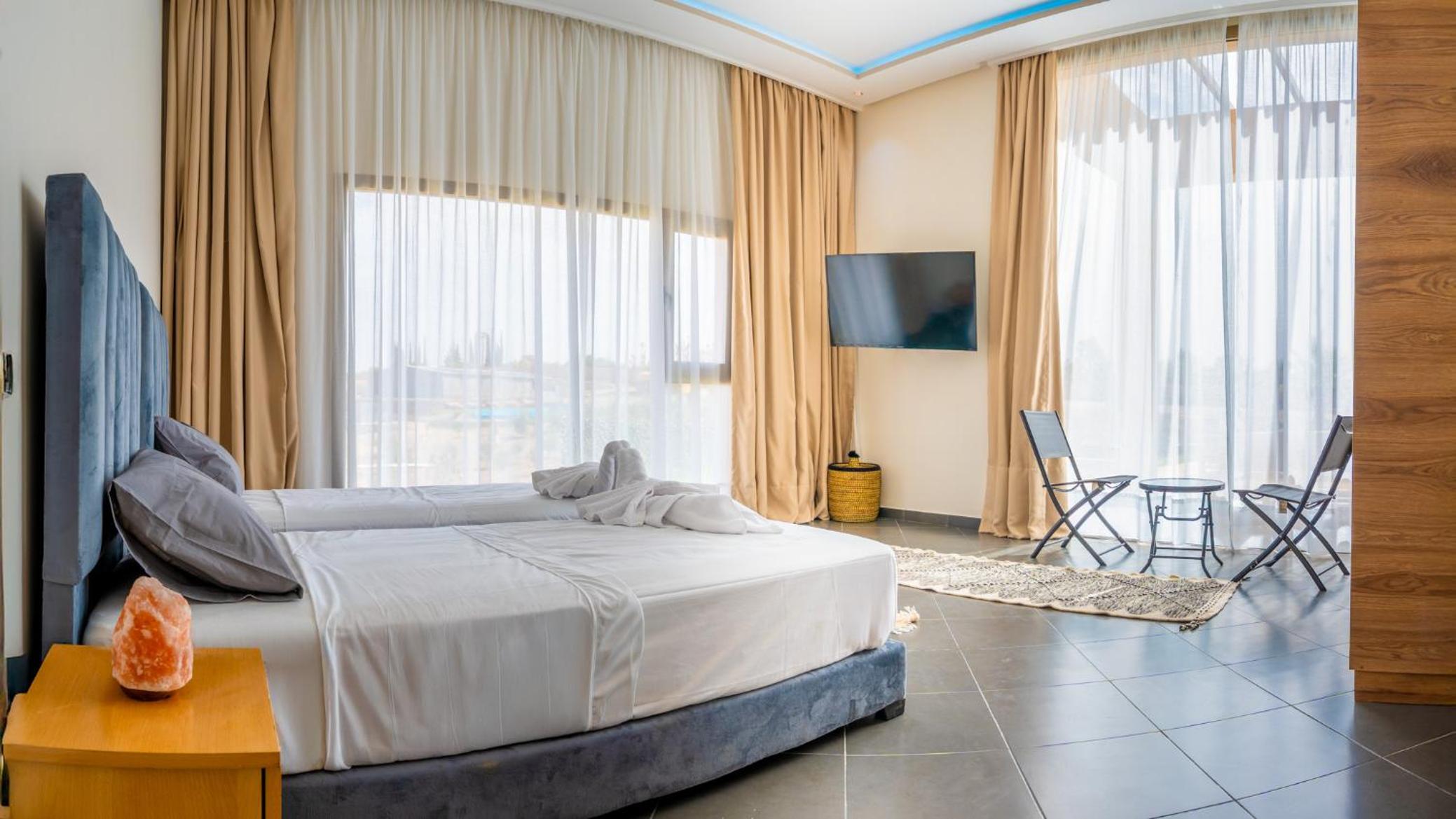 Deluxe Double or Twin Room with Pool View photo 2