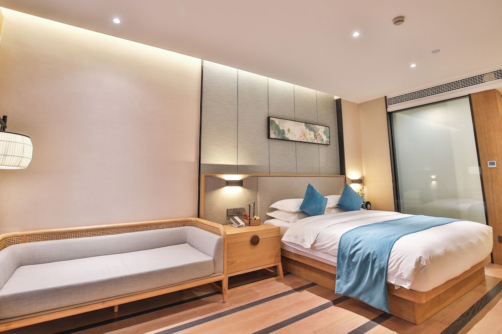 Deluxe King Room photo 3