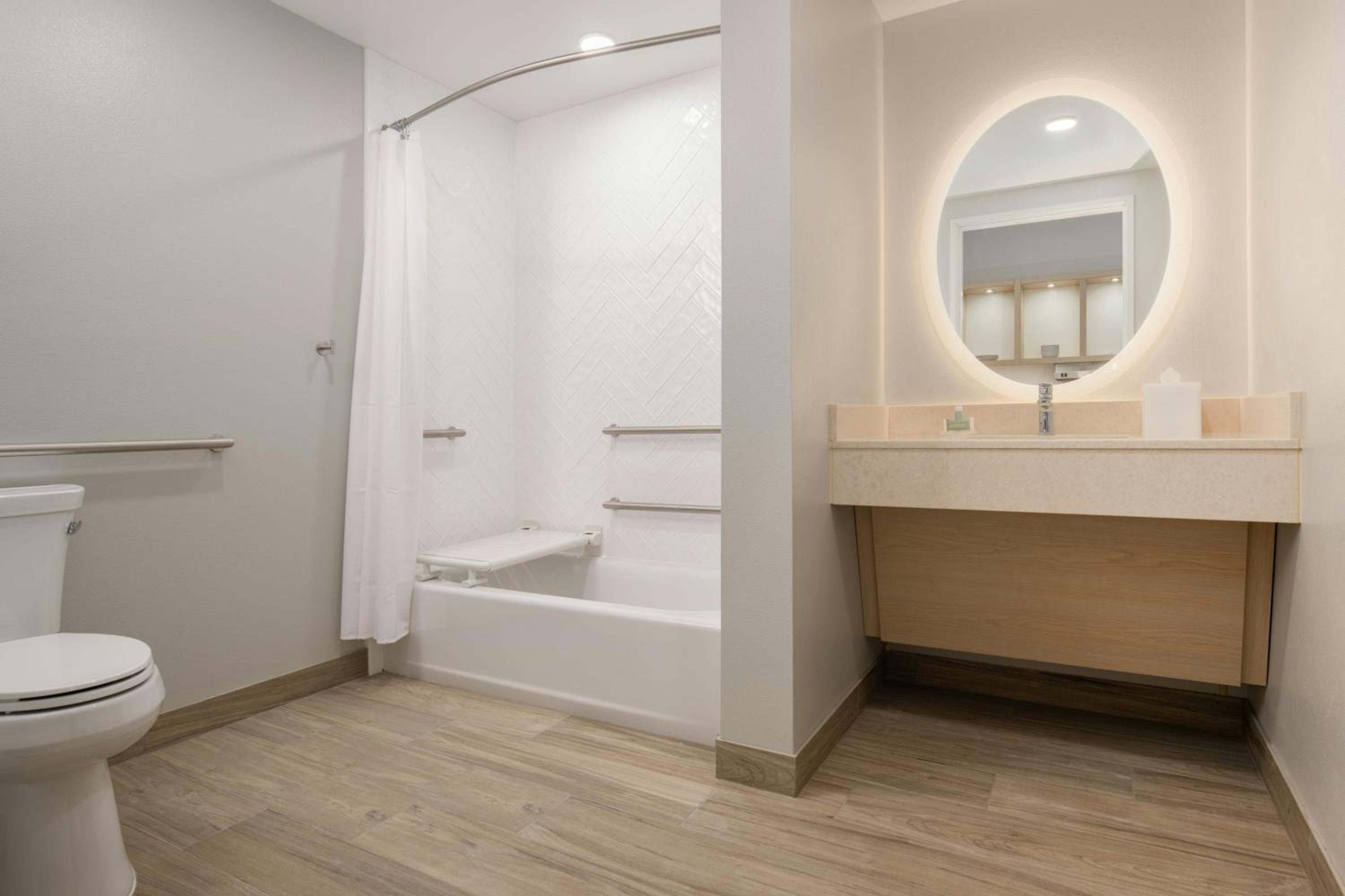 Queen Studio Suite - Mobility Accessible with Tub photo 3