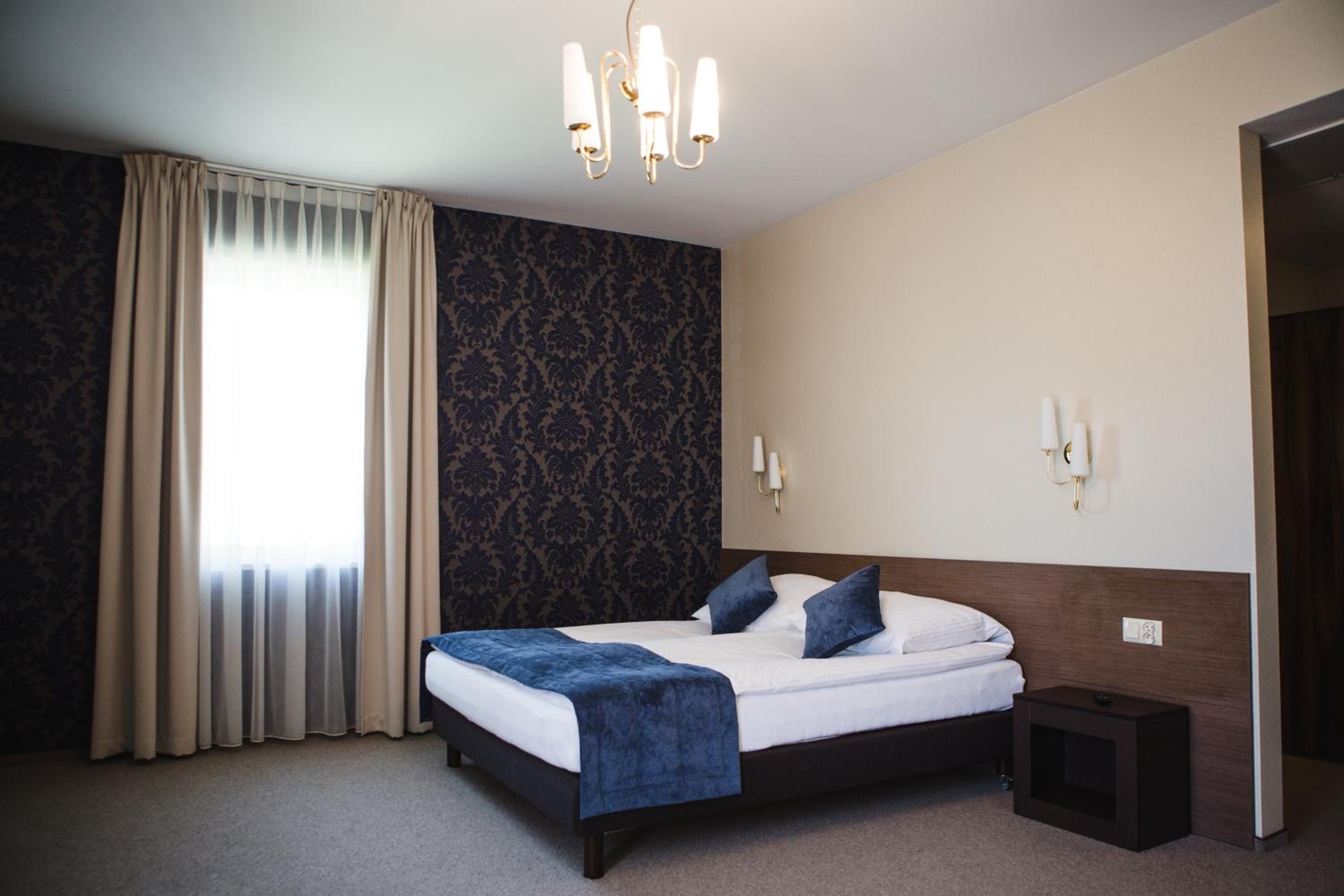 Queen Room photo 2