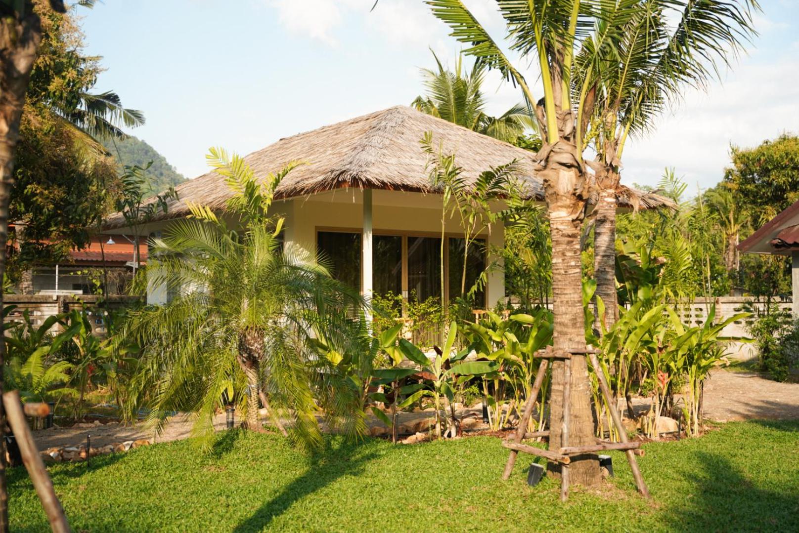 Deluxe Bungalow photo 2