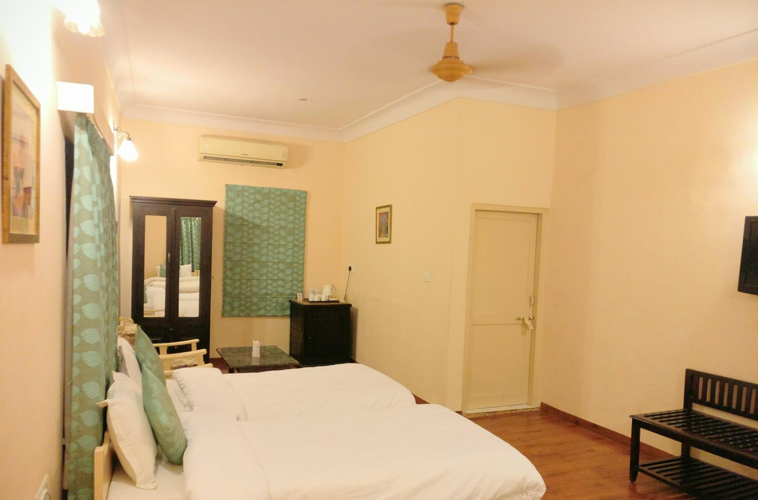 Classic Quadruple Room -  Includes free pickup from airport/ train station / bus station via tuk-tuk, & a dedicated travel desk to assist with local sightseeing tours, intercity travel arrangements & activities. - Photo 6