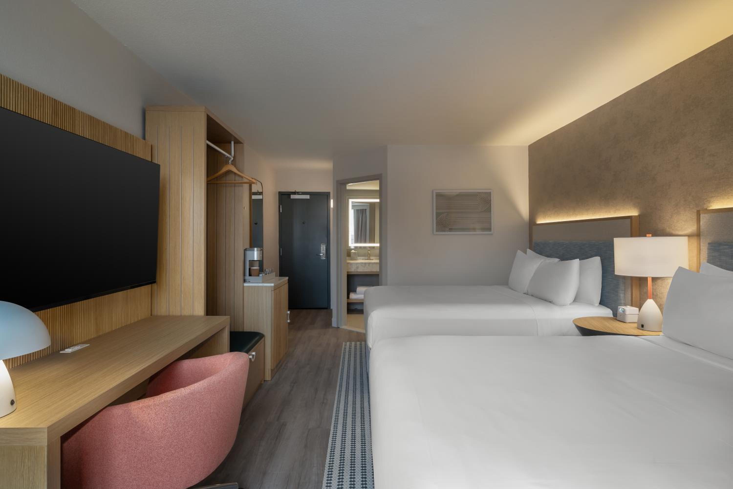 Standard Queen Room with Two Queen Beds - Photo 4