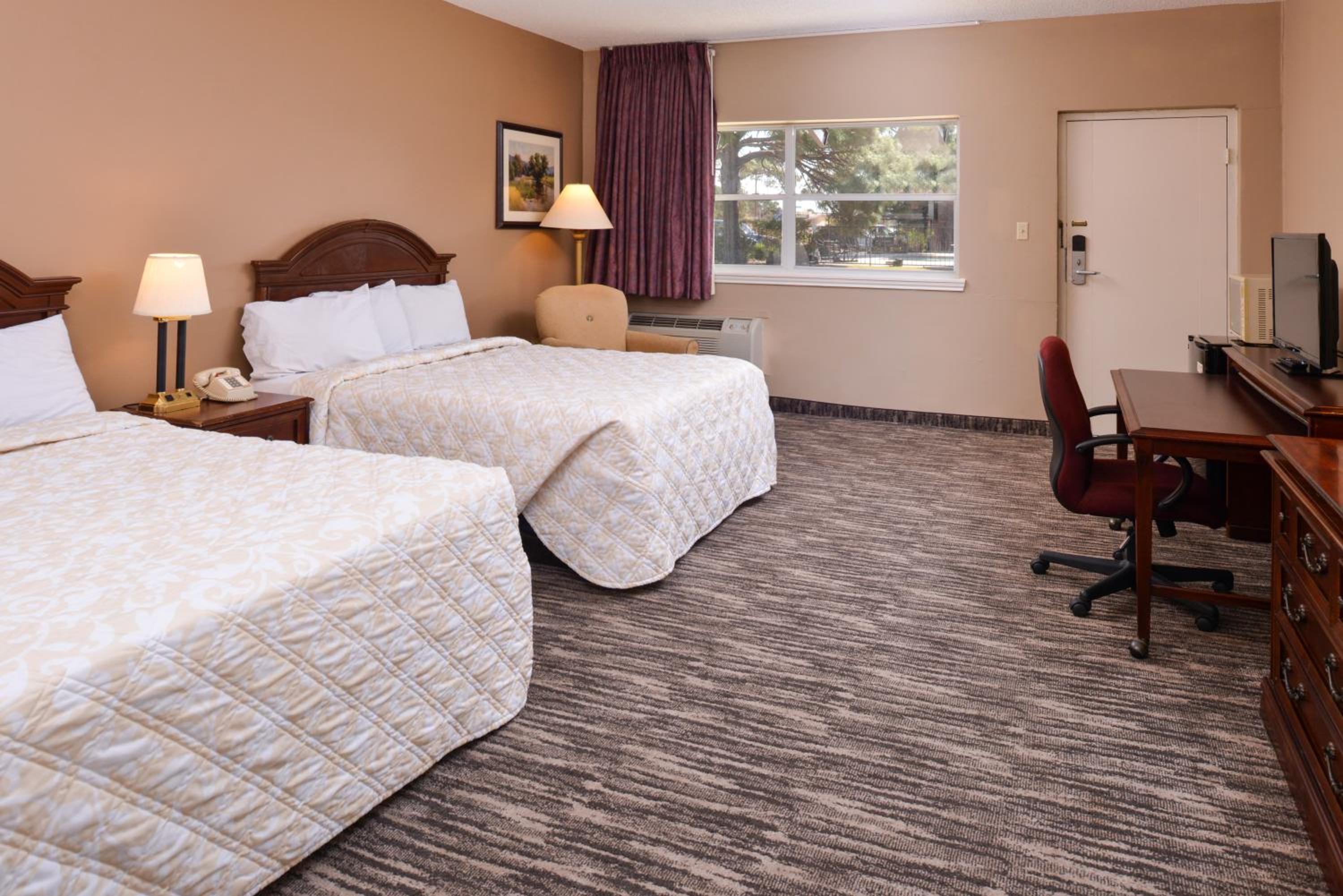 Queen Room with Two Queen Beds photo 1