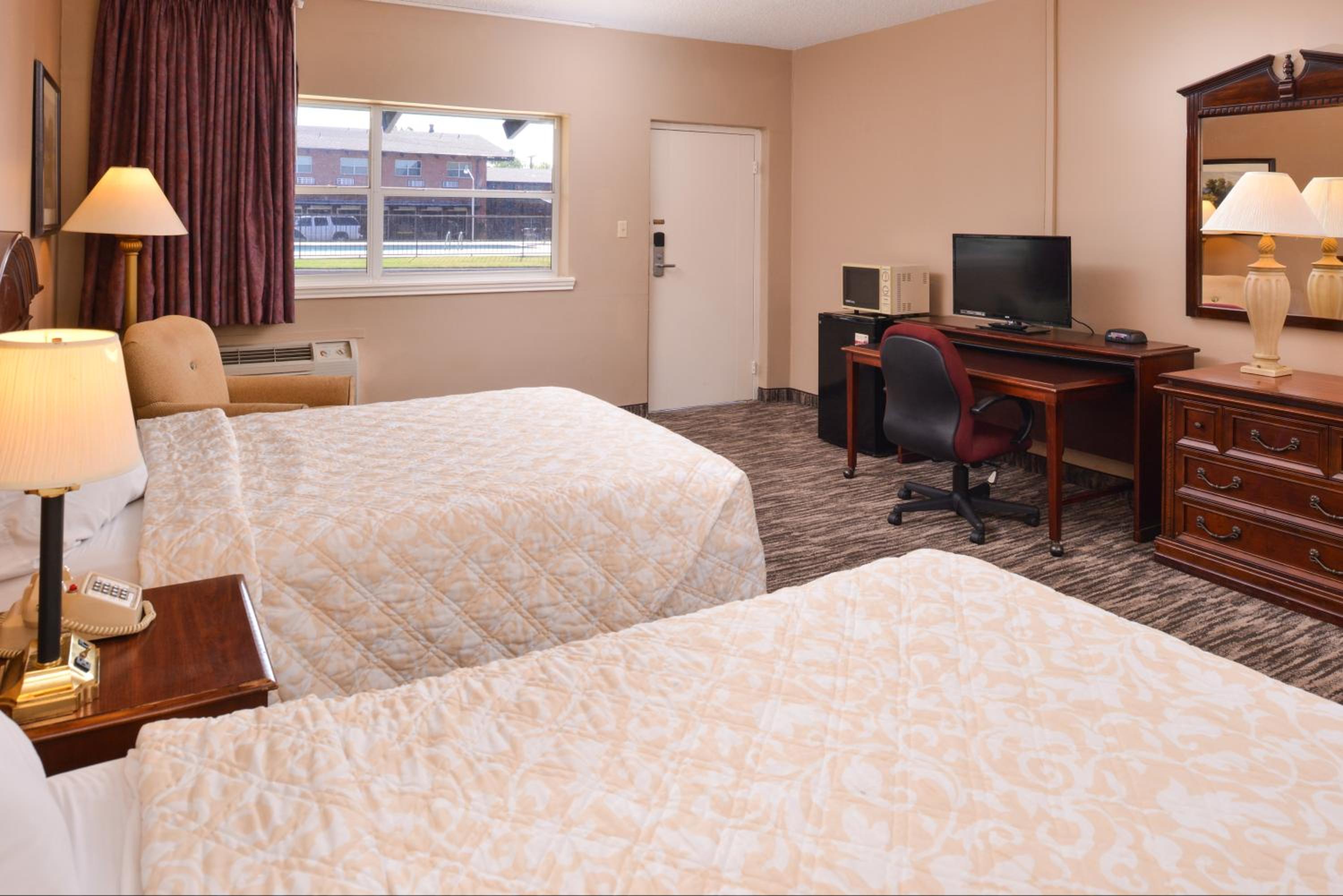 Queen Room with Two Queen Beds photo 3