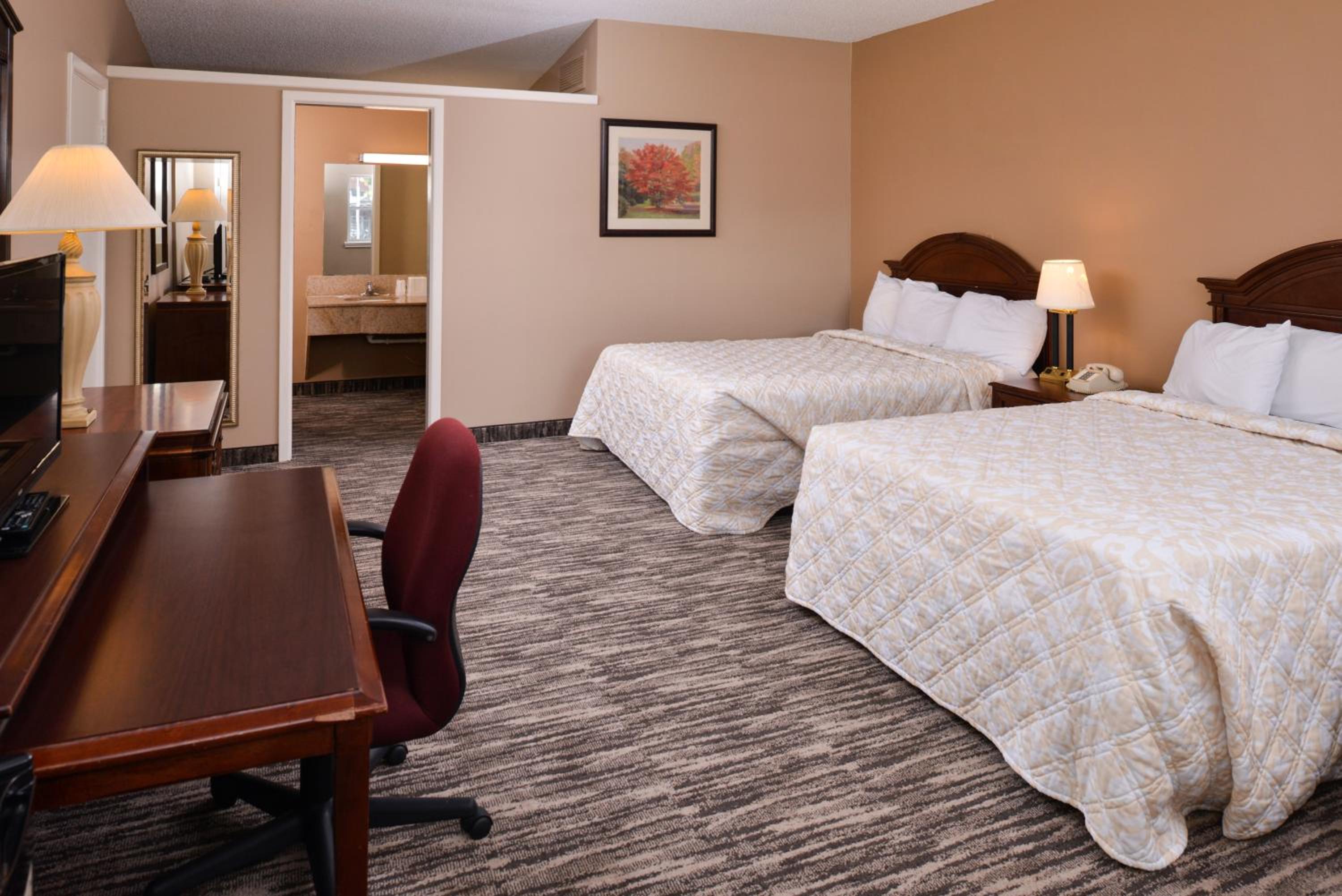 Queen Room with Two Queen Beds photo 2