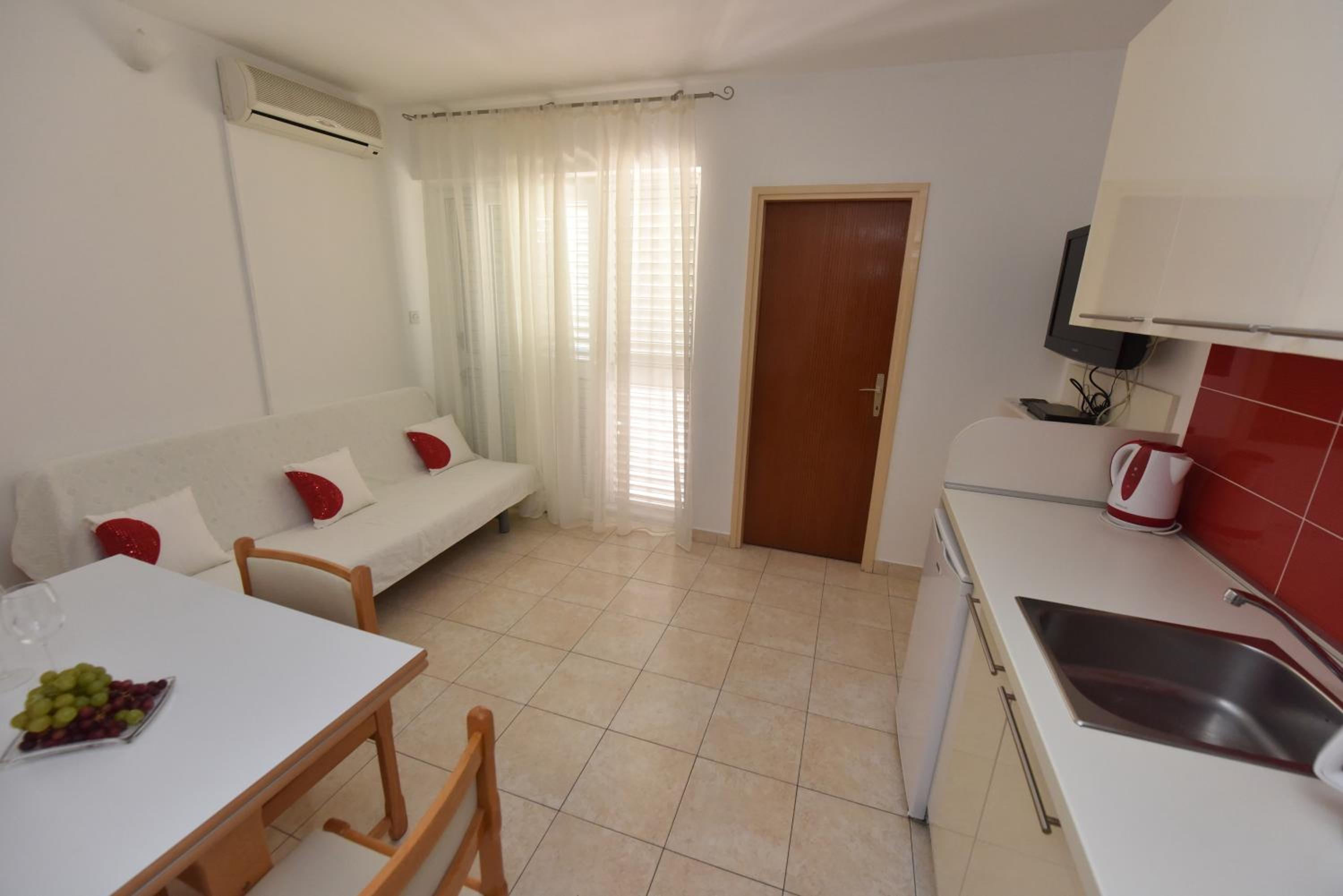 One-Bedroom Apartment - Photo 2
