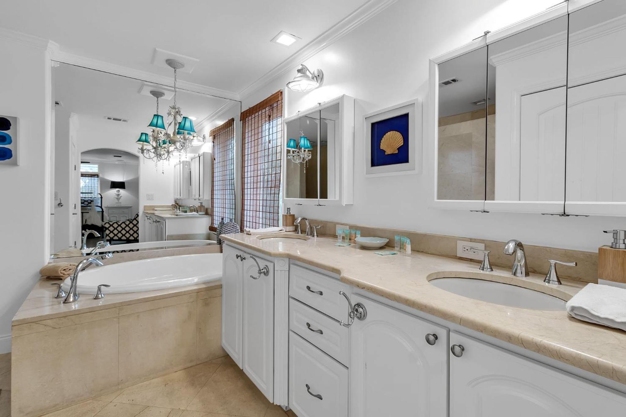 5365 Calle Florida, Siesta Key, FL (Island Escape) W/Pool