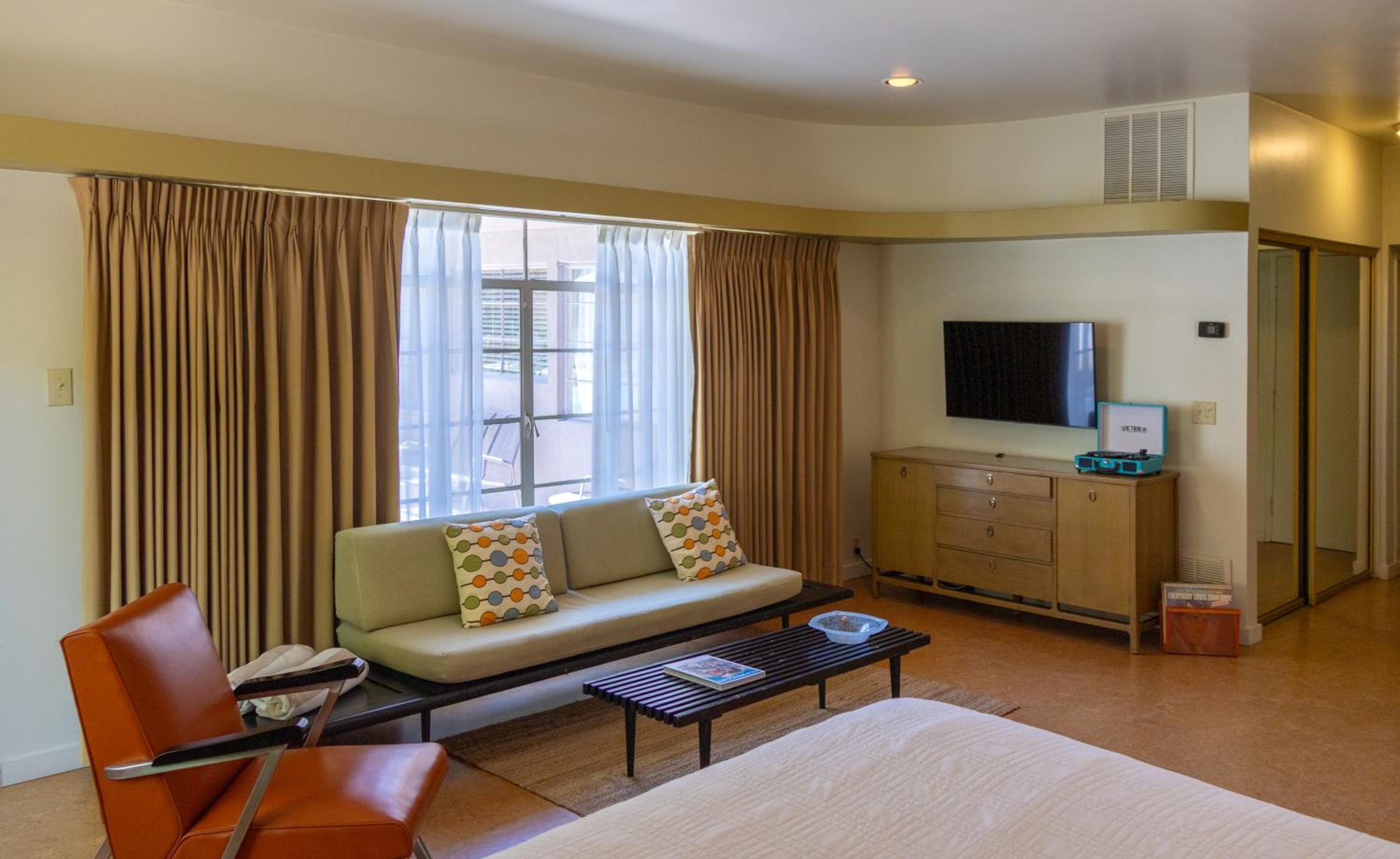 King Suite with Pool View photo 3