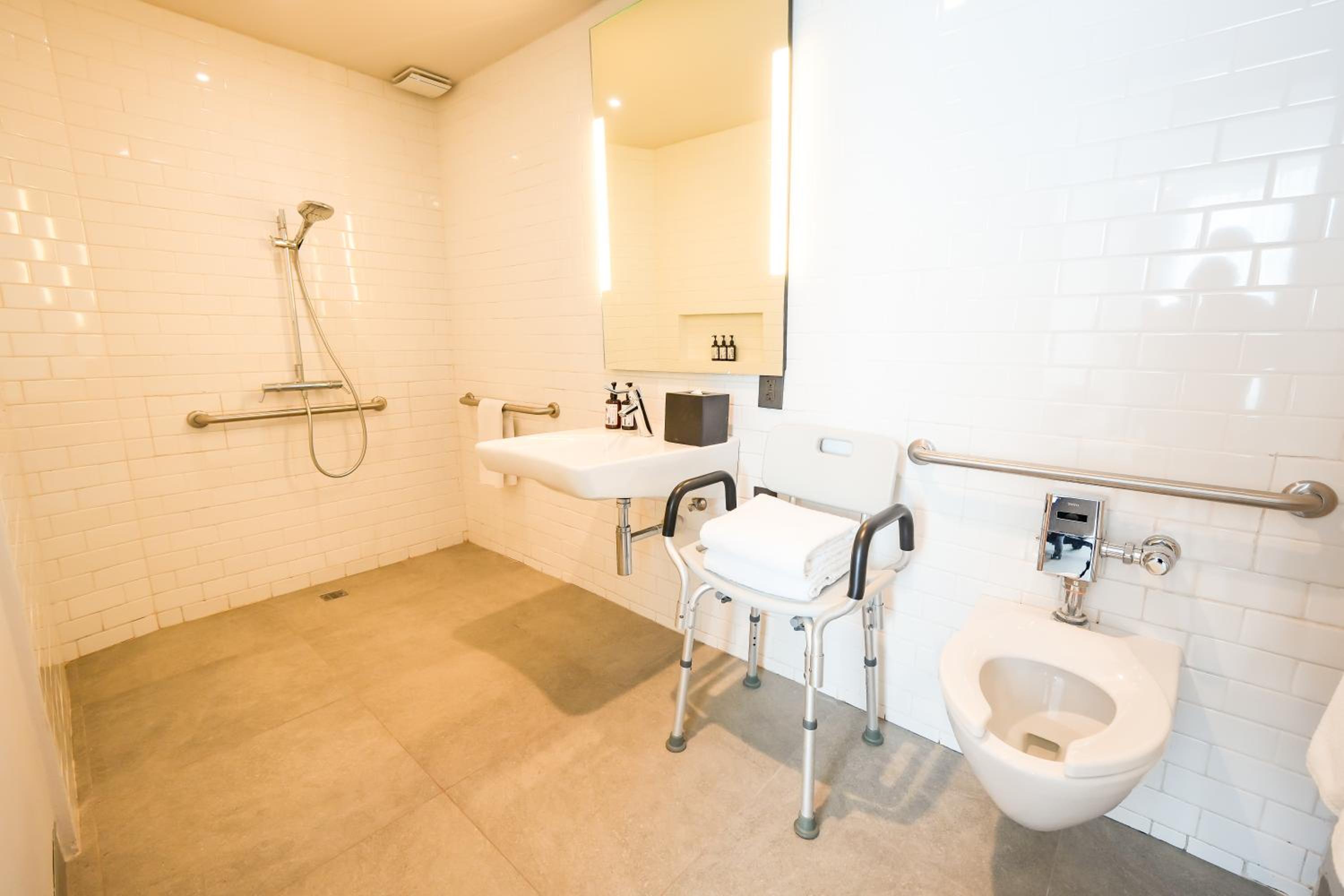 Standard King Room - Communications Accessible - Photo 1