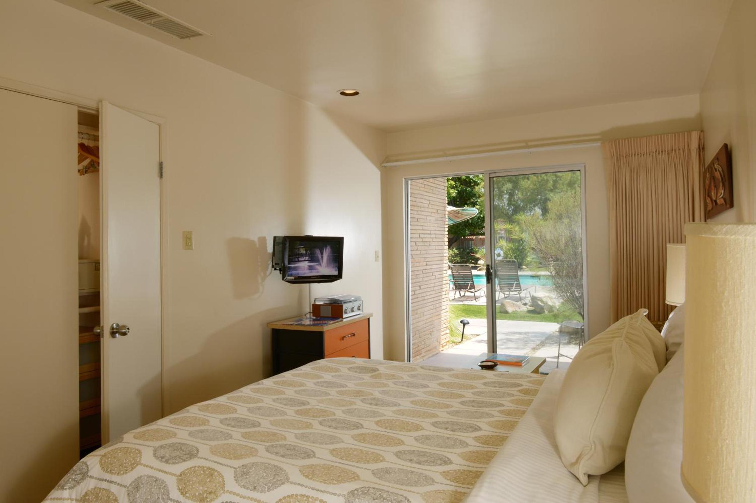 Queen Room with Pool View photo 1