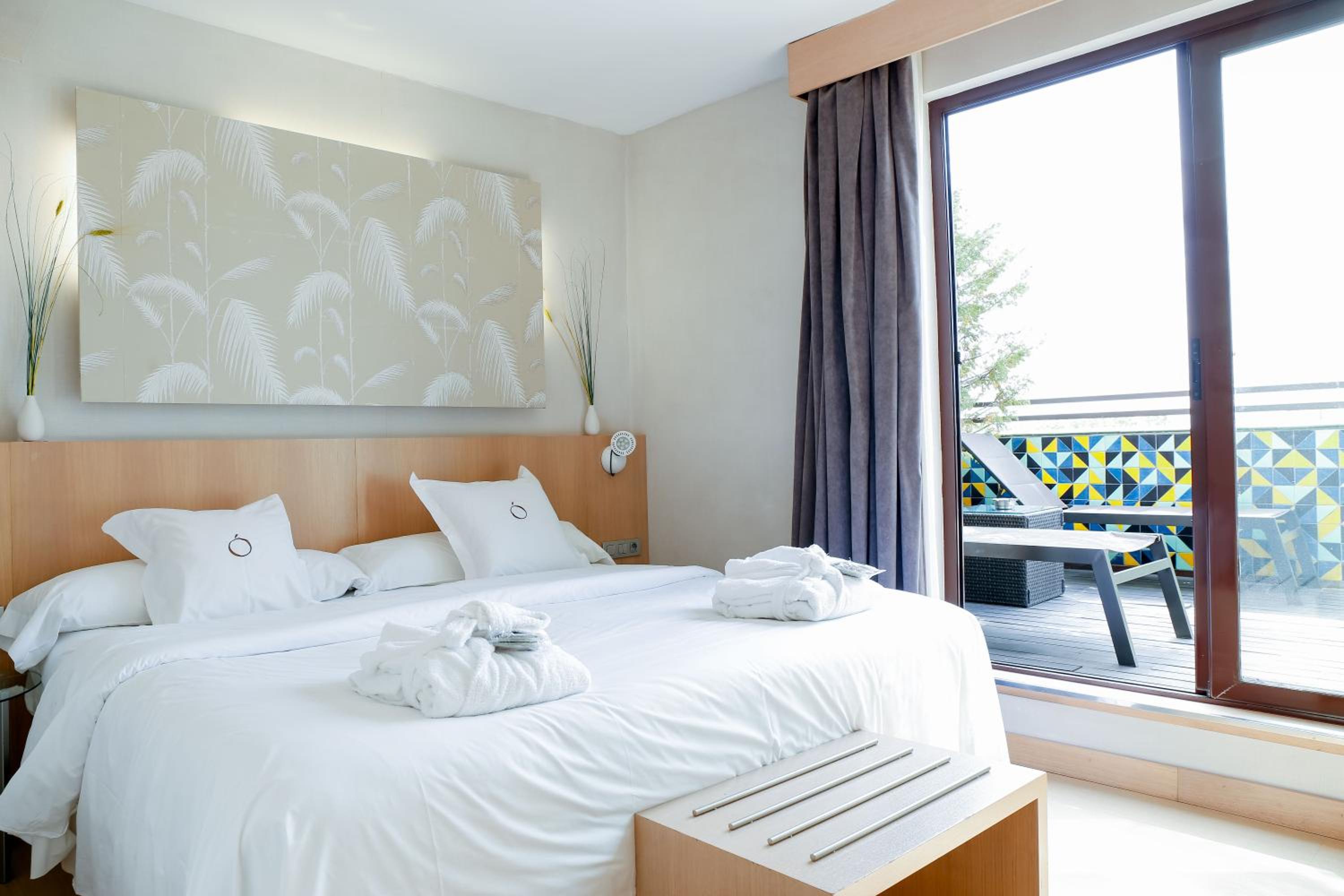 Double Room with Terrace and Spa Bath - Photo 5