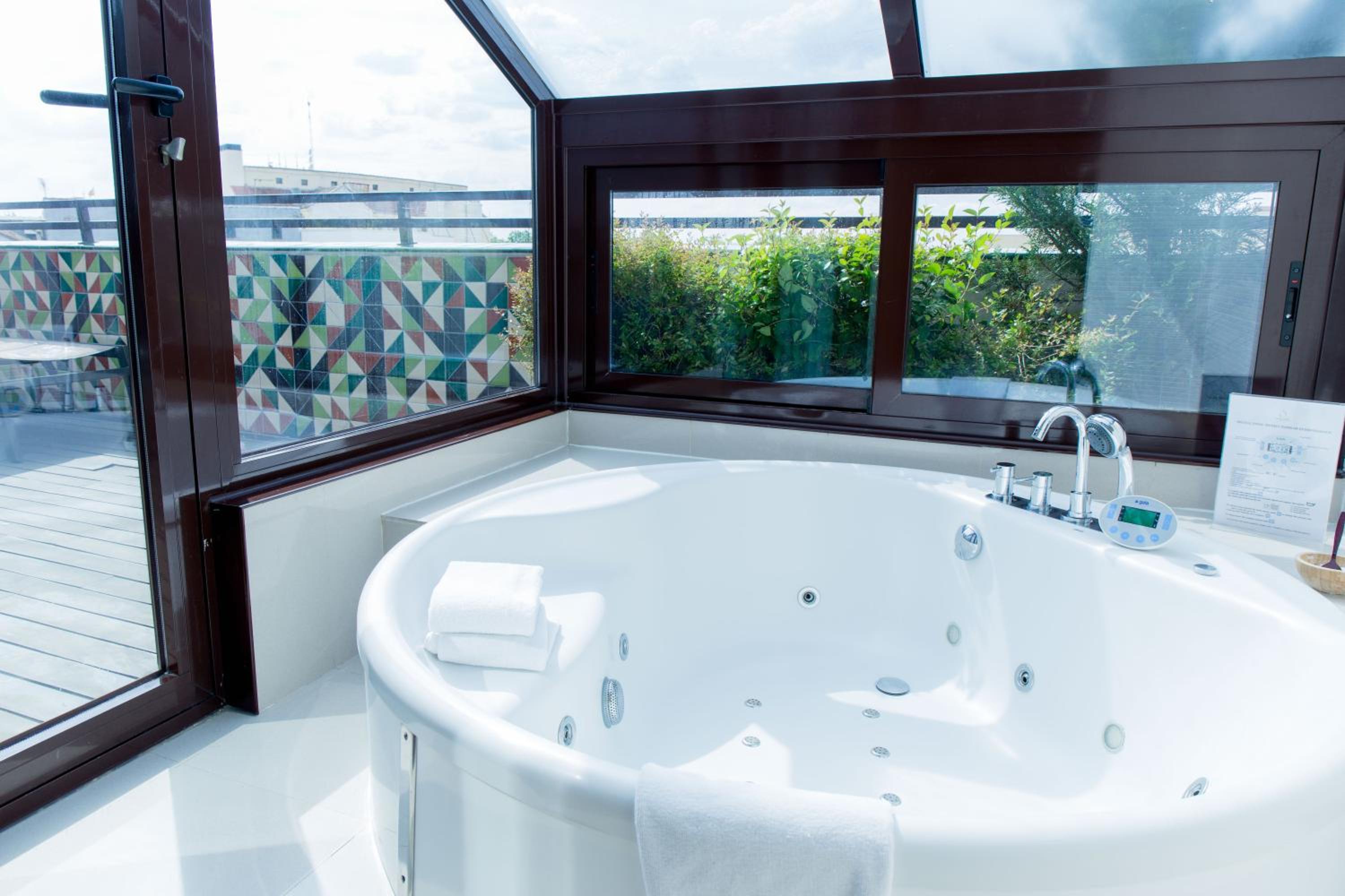 Double Room with Terrace and Spa Bath - Photo 8