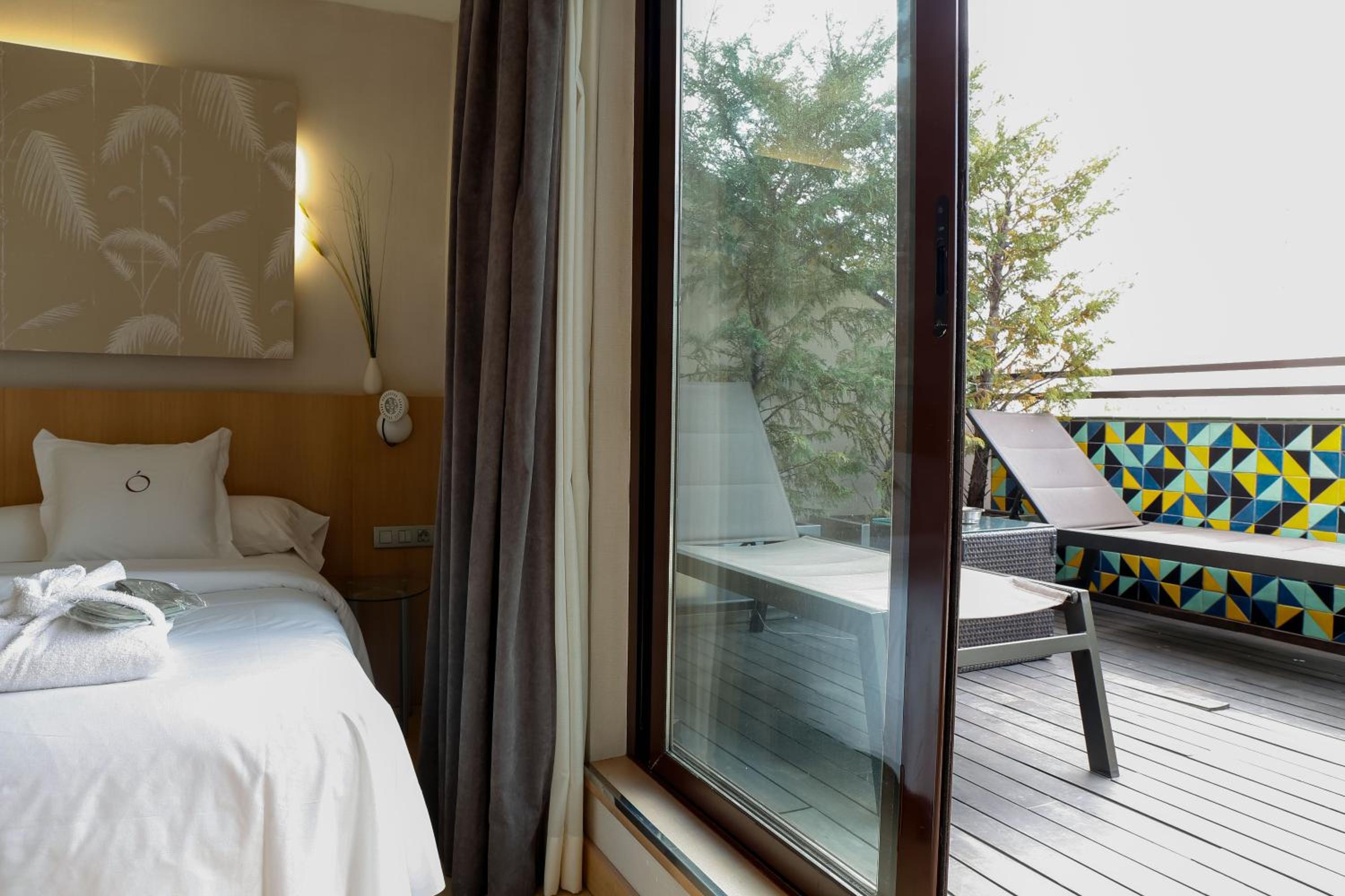 Double Room with Terrace and Spa Bath - Photo 4