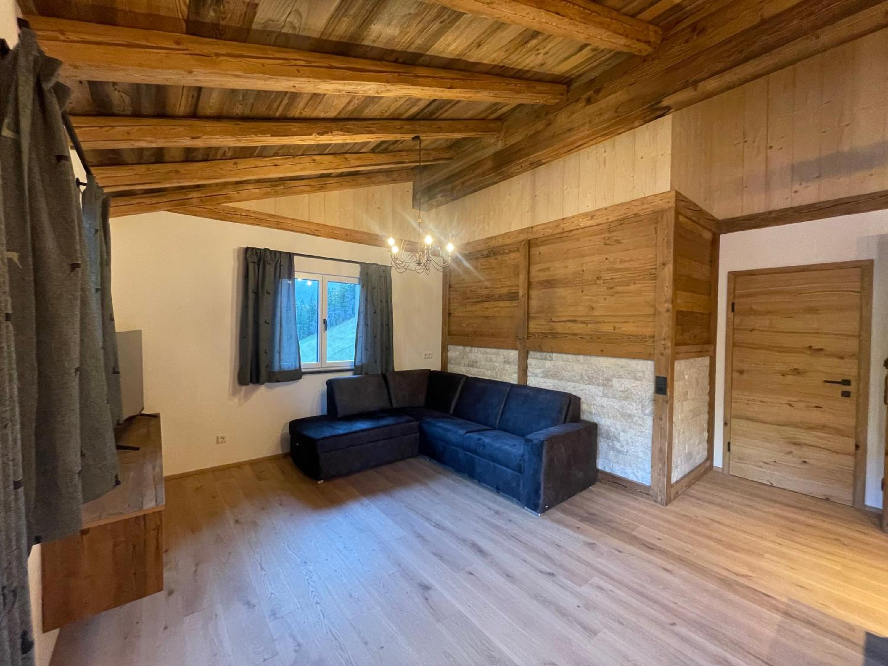 One-Bedroom Apartment with Balcony and Mountain View photo 2