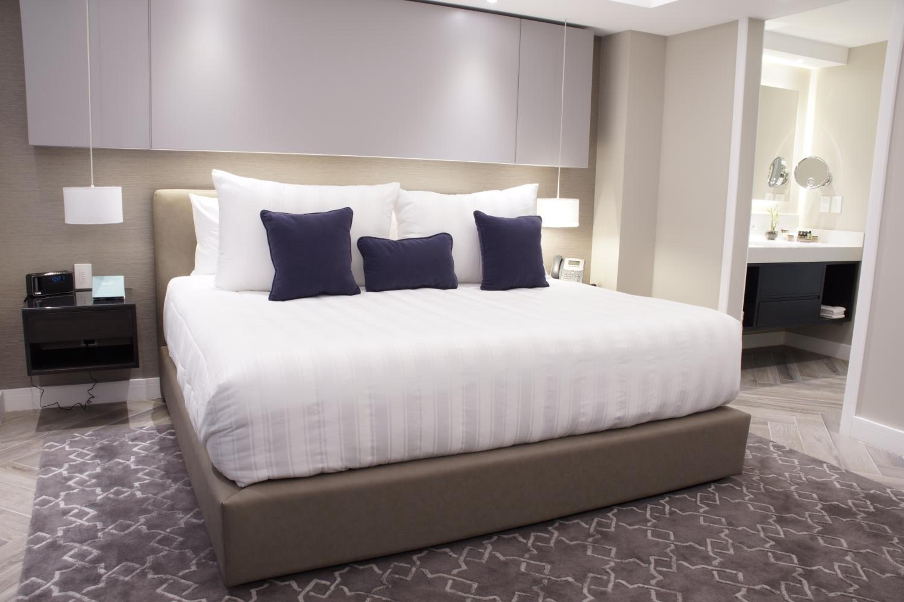 Junior Suite with Patio thumbnail 5