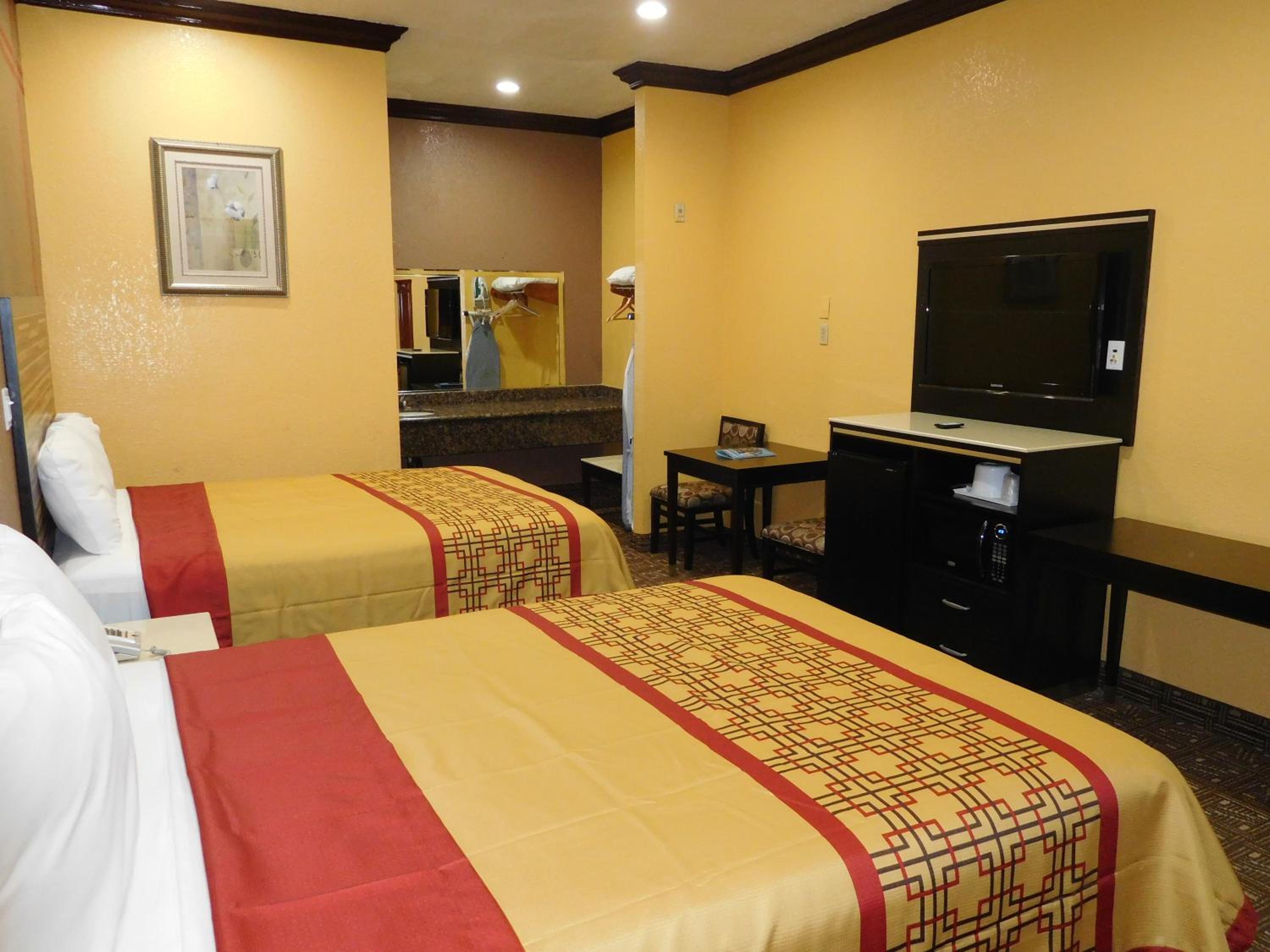 Queen Room with Two Queen Beds photo 1