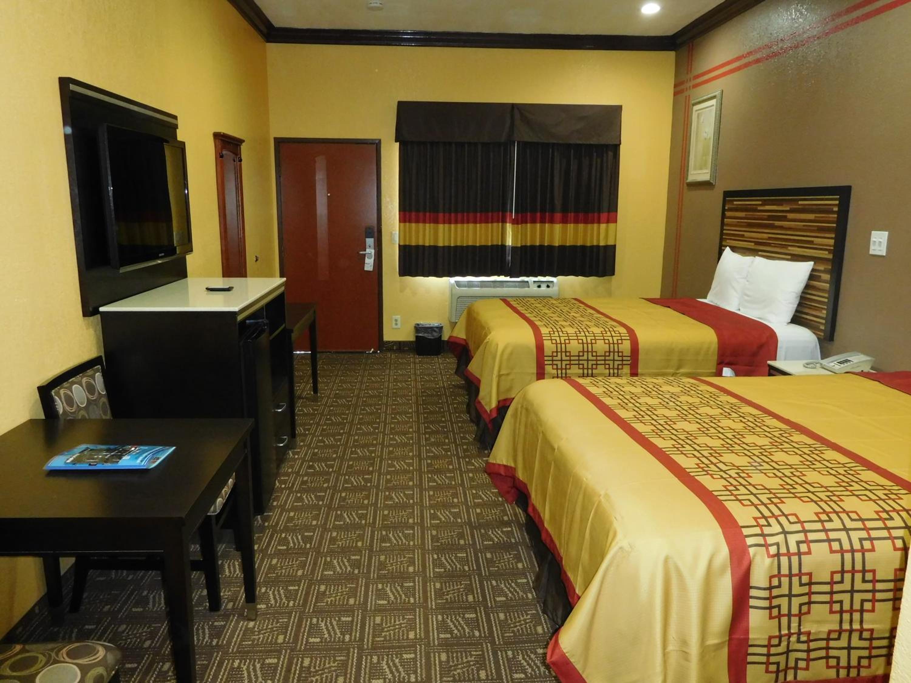Queen Room with Two Queen Beds photo 3