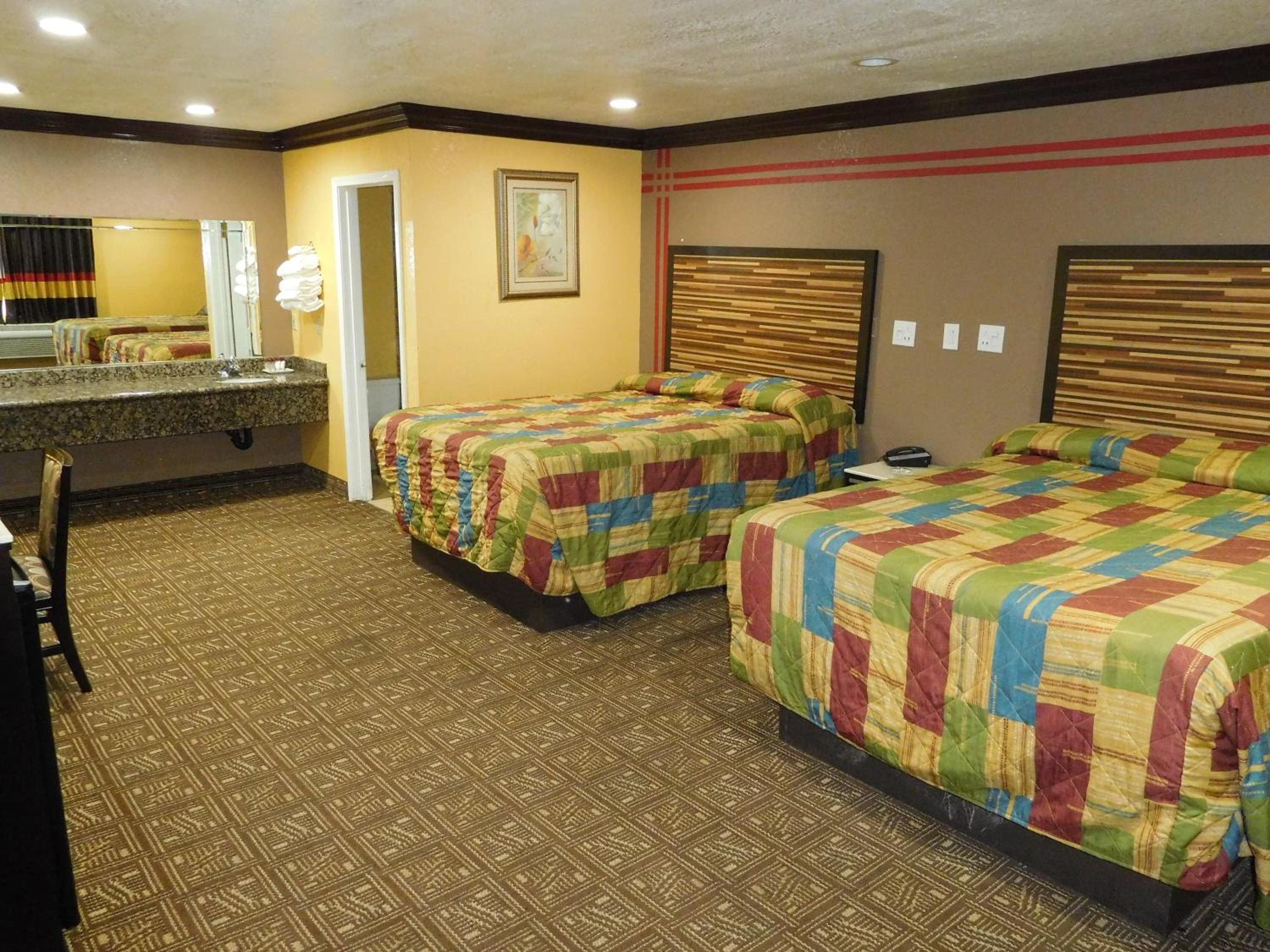 Queen Room with Two Queen Beds photo 2