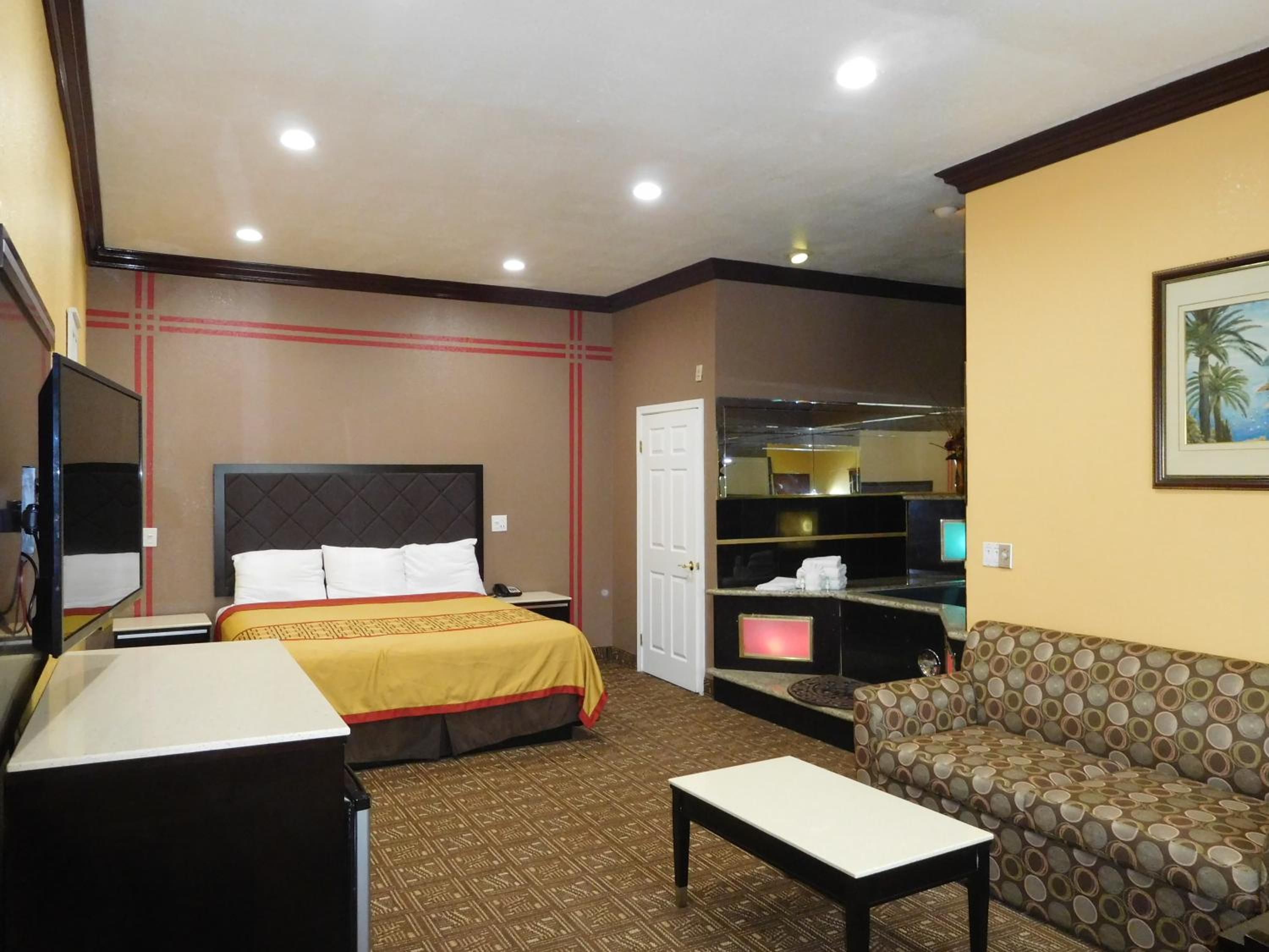 King Suite with Spa Bath and Sofa Bed photo 3
