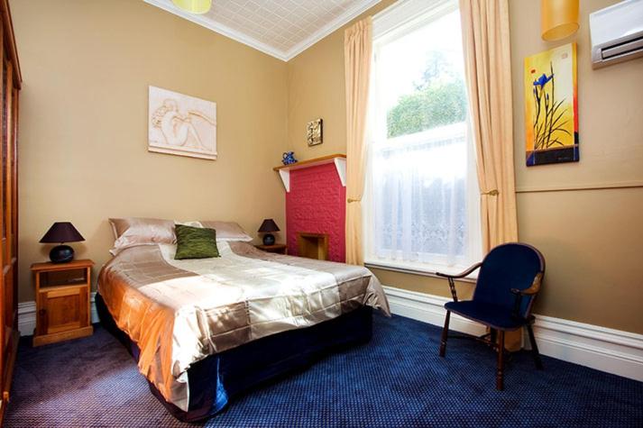 Queen Room photo 2