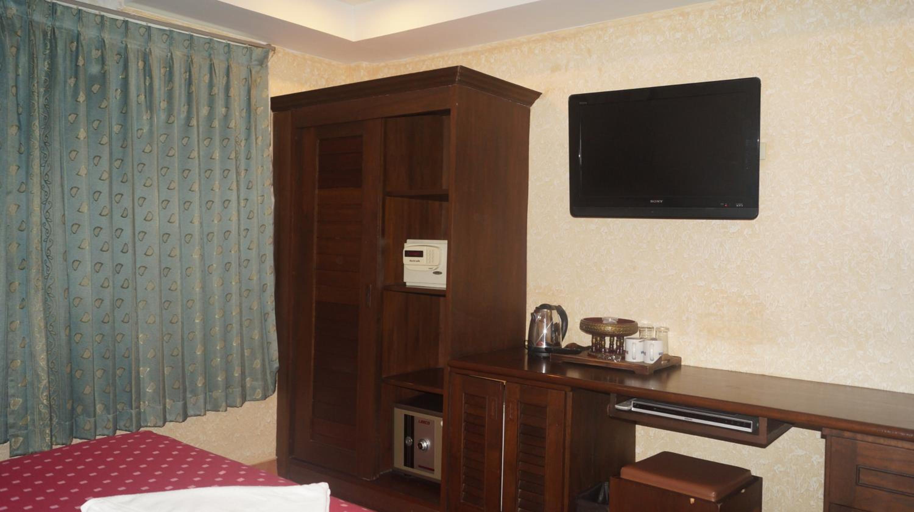 Deluxe King Room - Photo 2