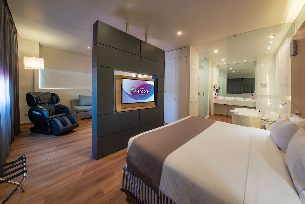 Executive Suite, 1 King Bed with Sofa bed, Hot Tub (Massage Sofa) - Photo 7